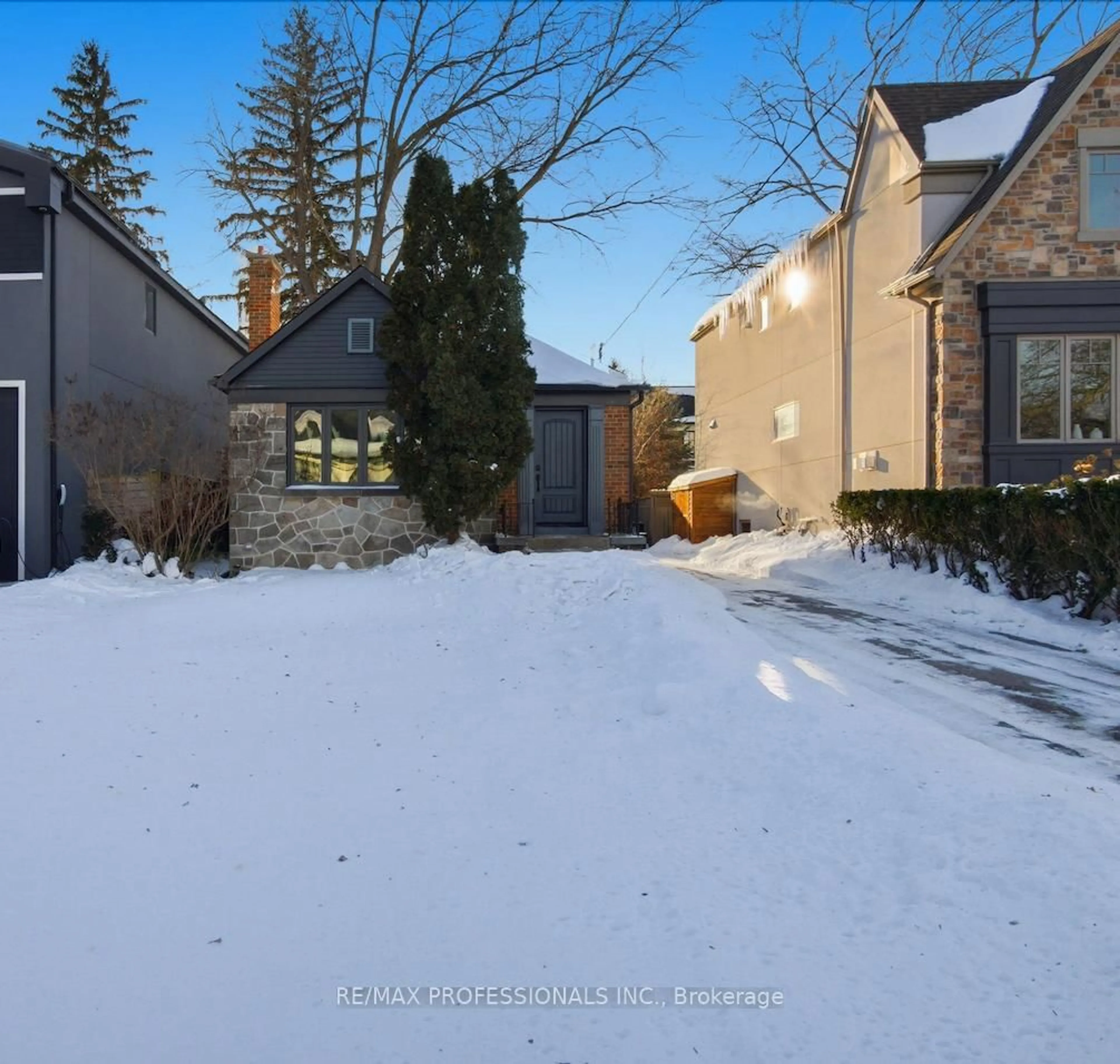 A pic from outside/outdoor area/front of a property/back of a property/a pic from drone, street for 168 The Kingsway, Toronto Ontario M8X 2V6