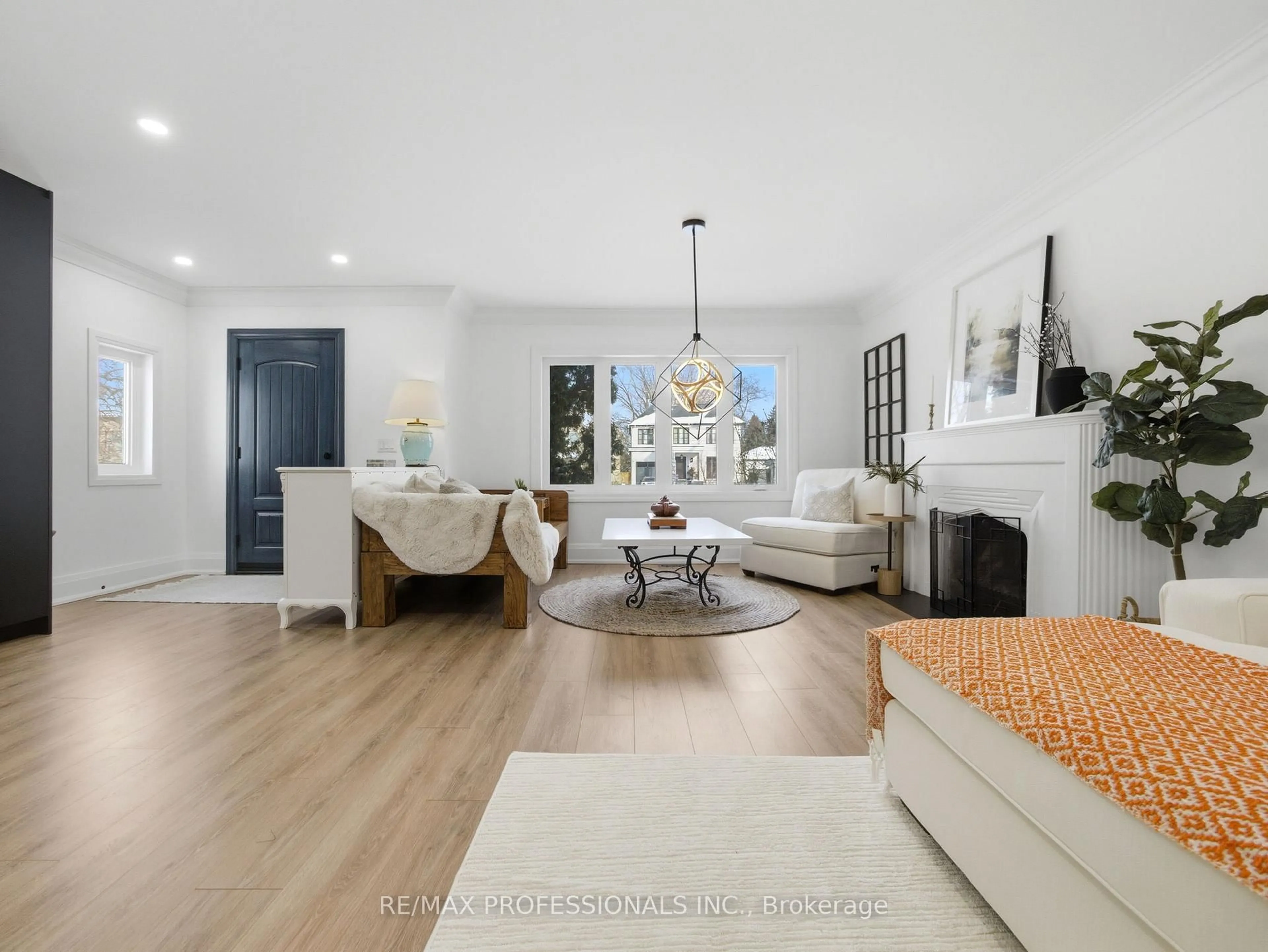 Living room with furniture, unknown for 168 The Kingsway, Toronto Ontario M8X 2V6