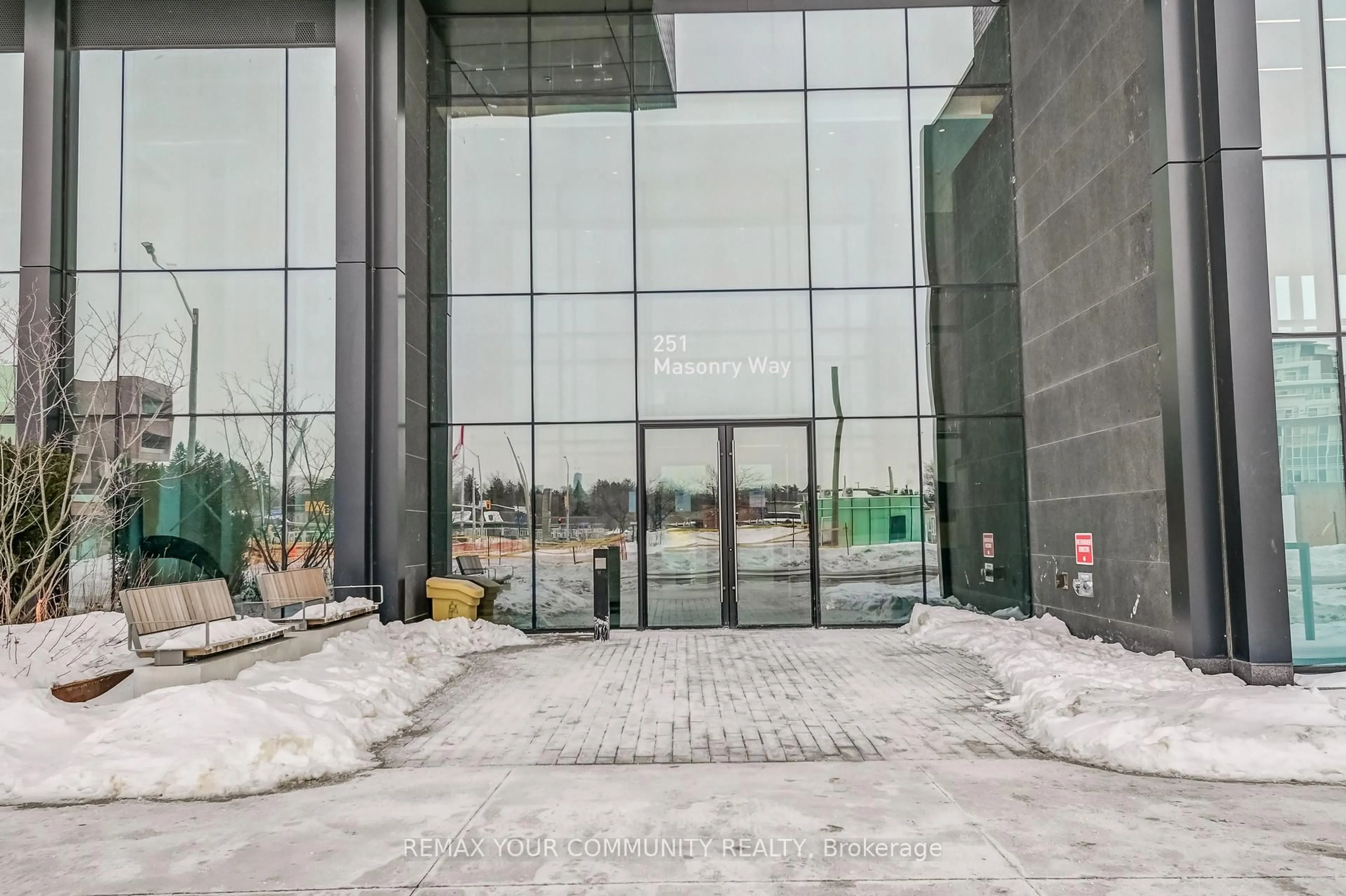 Indoor foyer for 251 Masonry Way #612, Mississauga Ontario L5H 0B3
