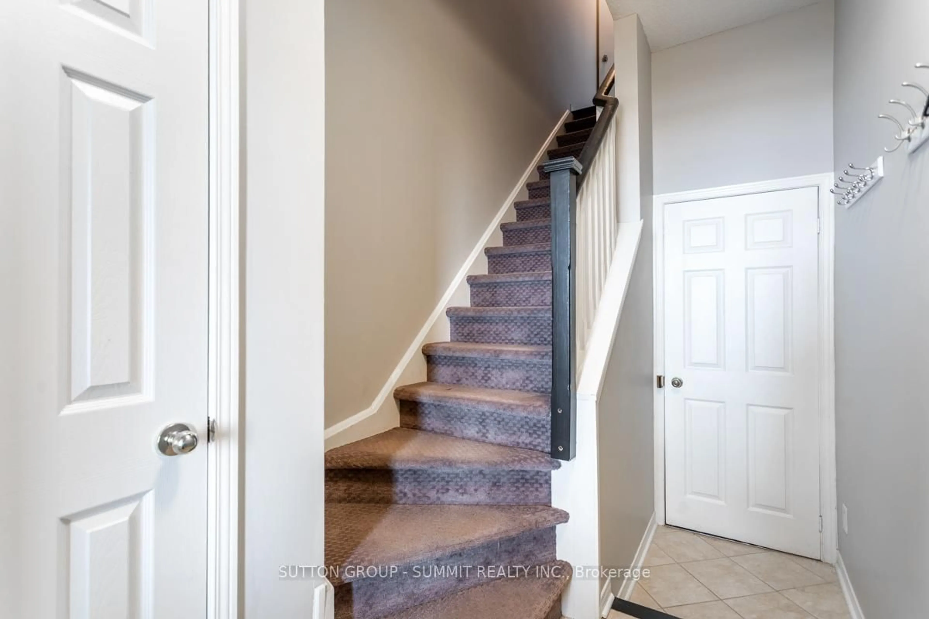 Stairs for 90 LAKESHORE Rd, Oakville Ontario L6K 1E1