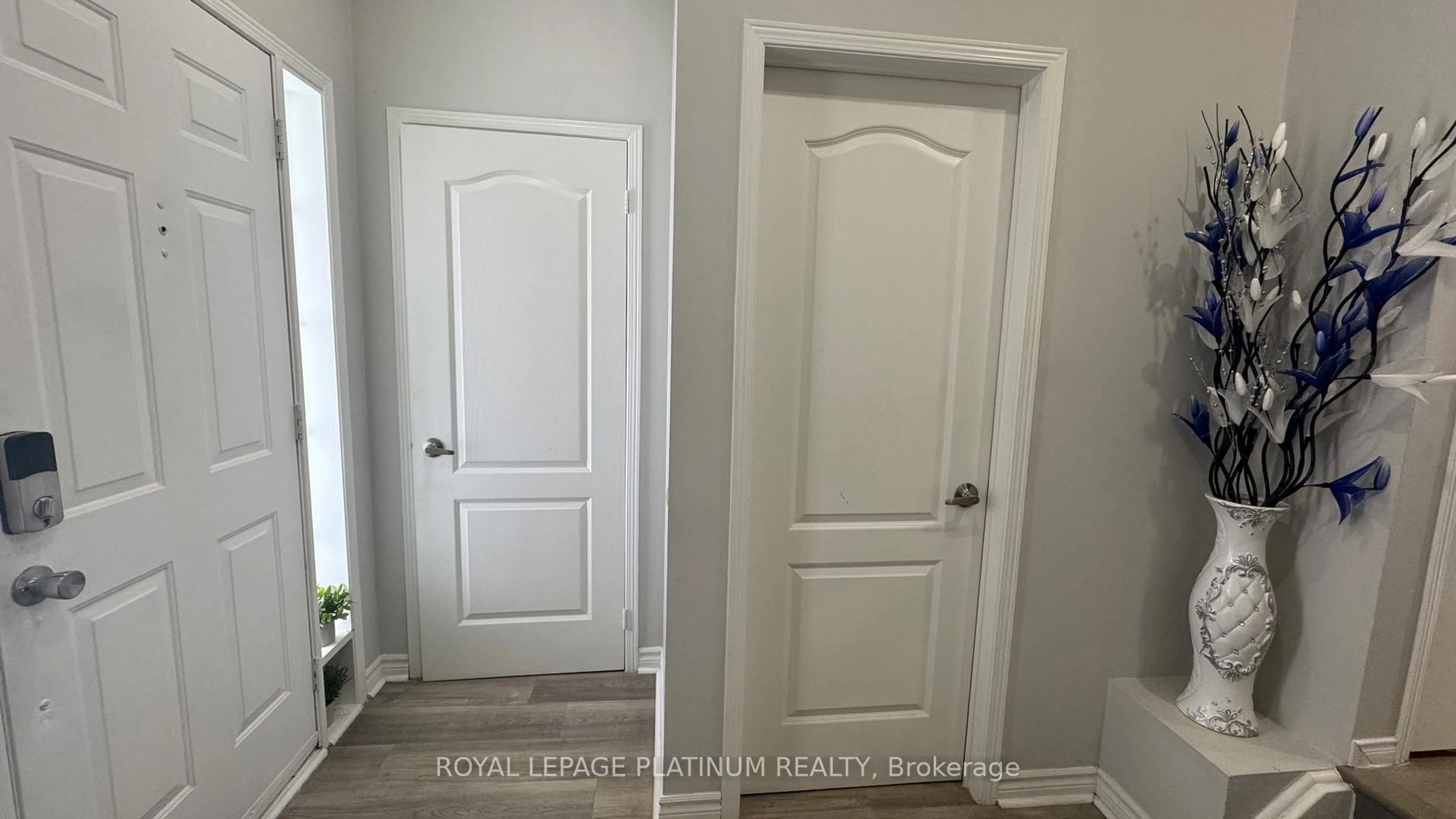 Indoor entryway for 22 Rivermere Crt, Brampton Ontario L7A 1R4