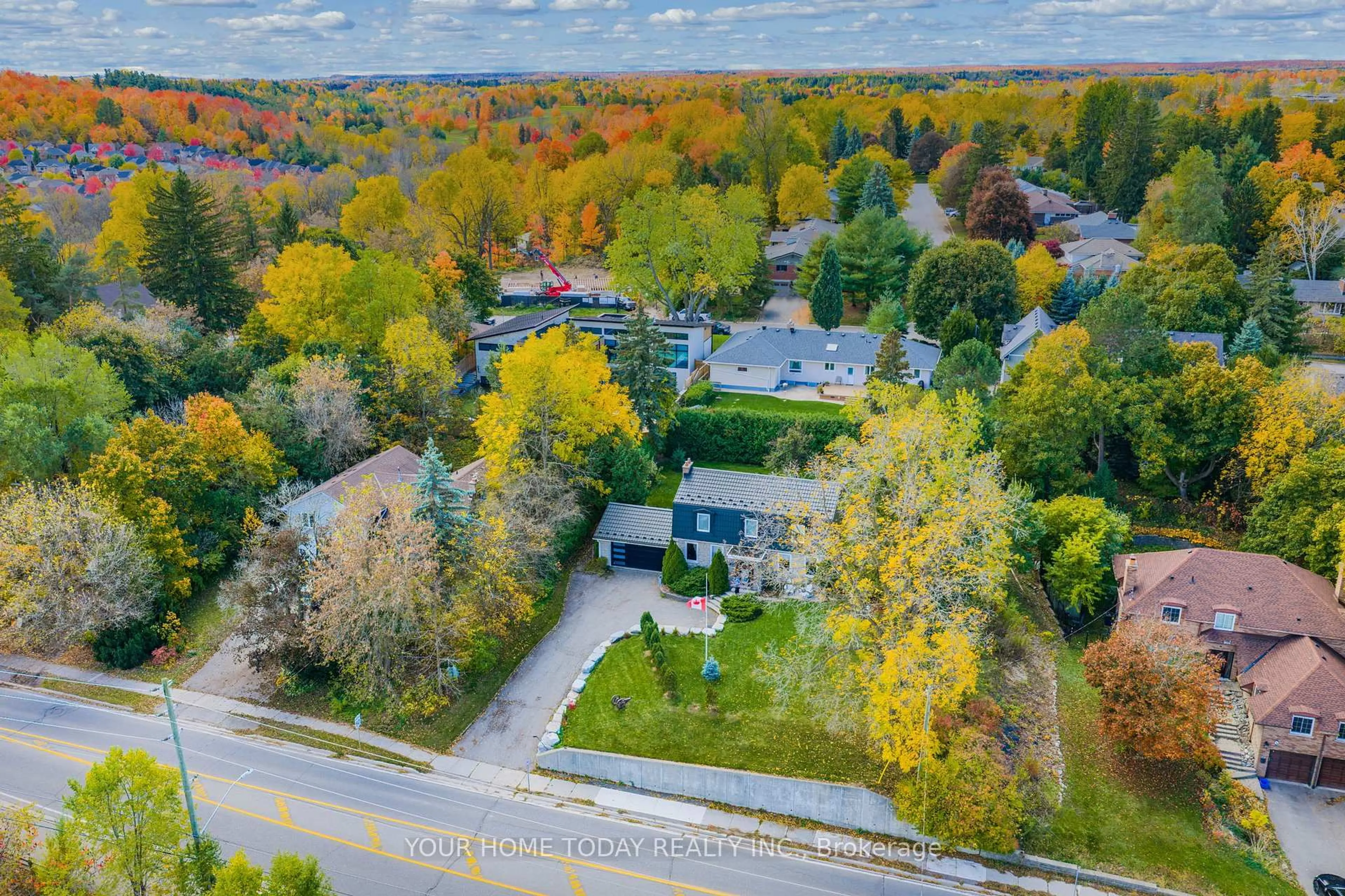 A pic from outside/outdoor area/front of a property/back of a property/a pic from drone, street for 190 Main St, Halton Hills Ontario L7G 3E9