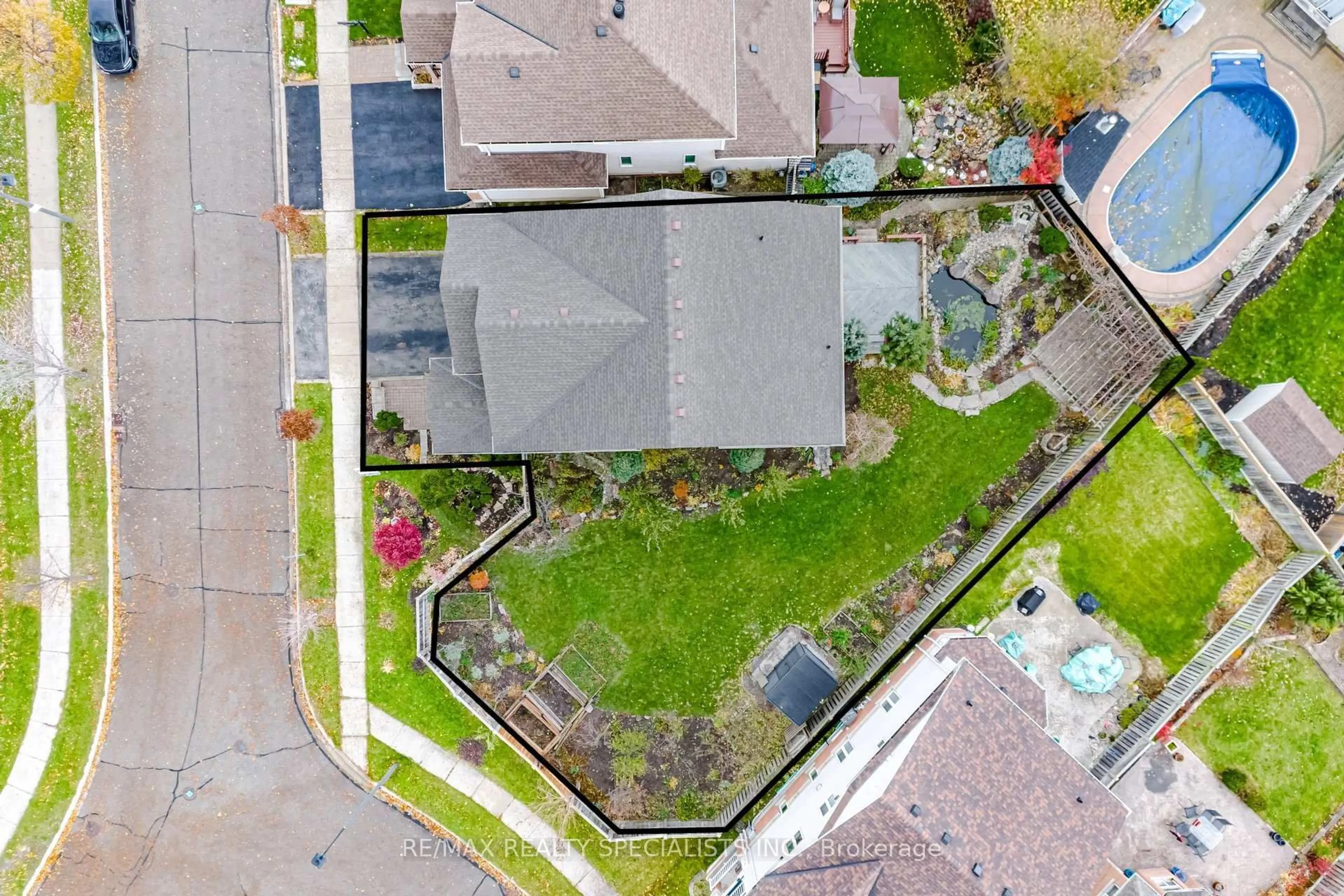 A pic from outside/outdoor area/front of a property/back of a property/a pic from drone, street for 1321 Roper Dr, Milton Ontario L9T 6E4