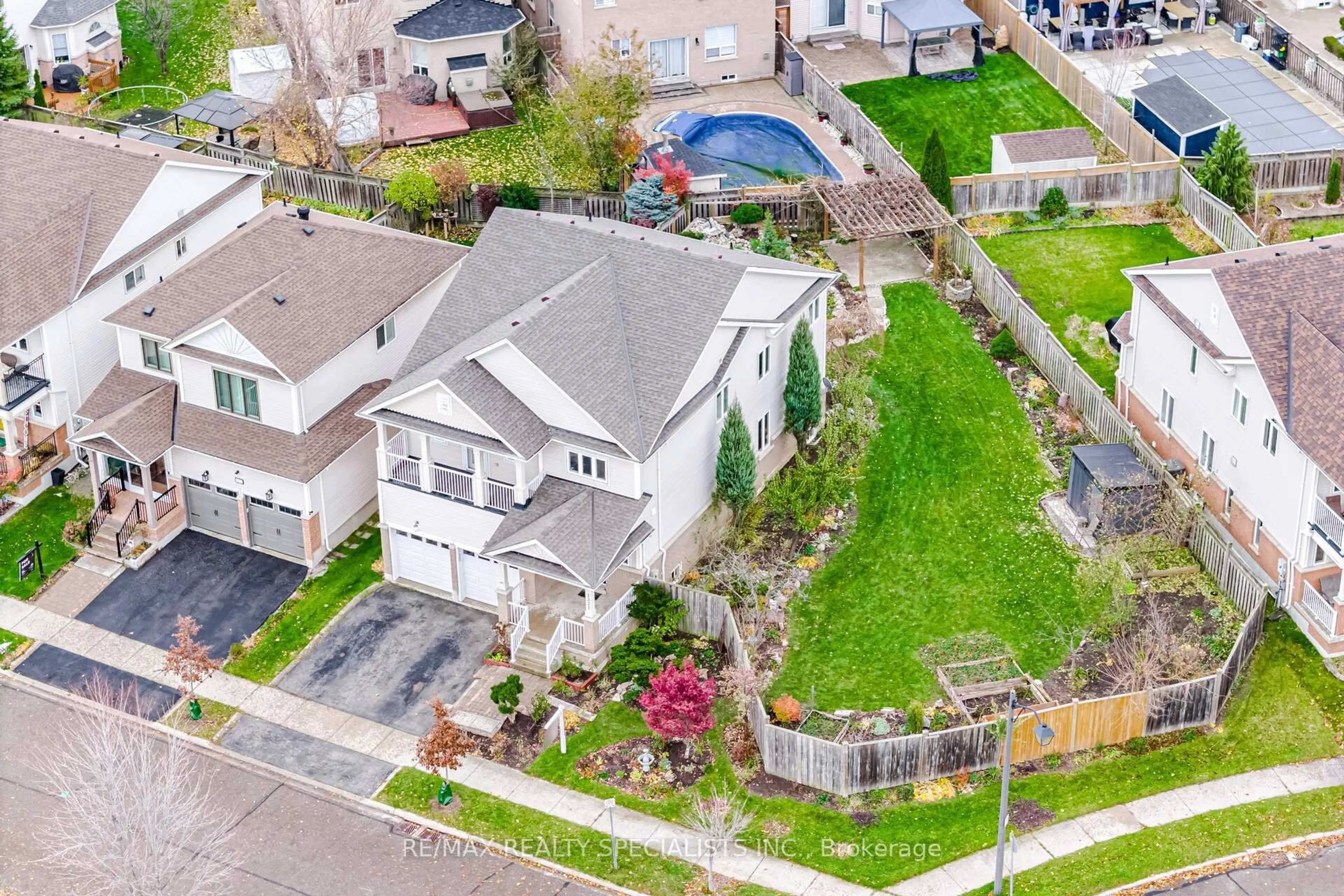 A pic from outside/outdoor area/front of a property/back of a property/a pic from drone, street for 1321 Roper Dr, Milton Ontario L9T 6E4
