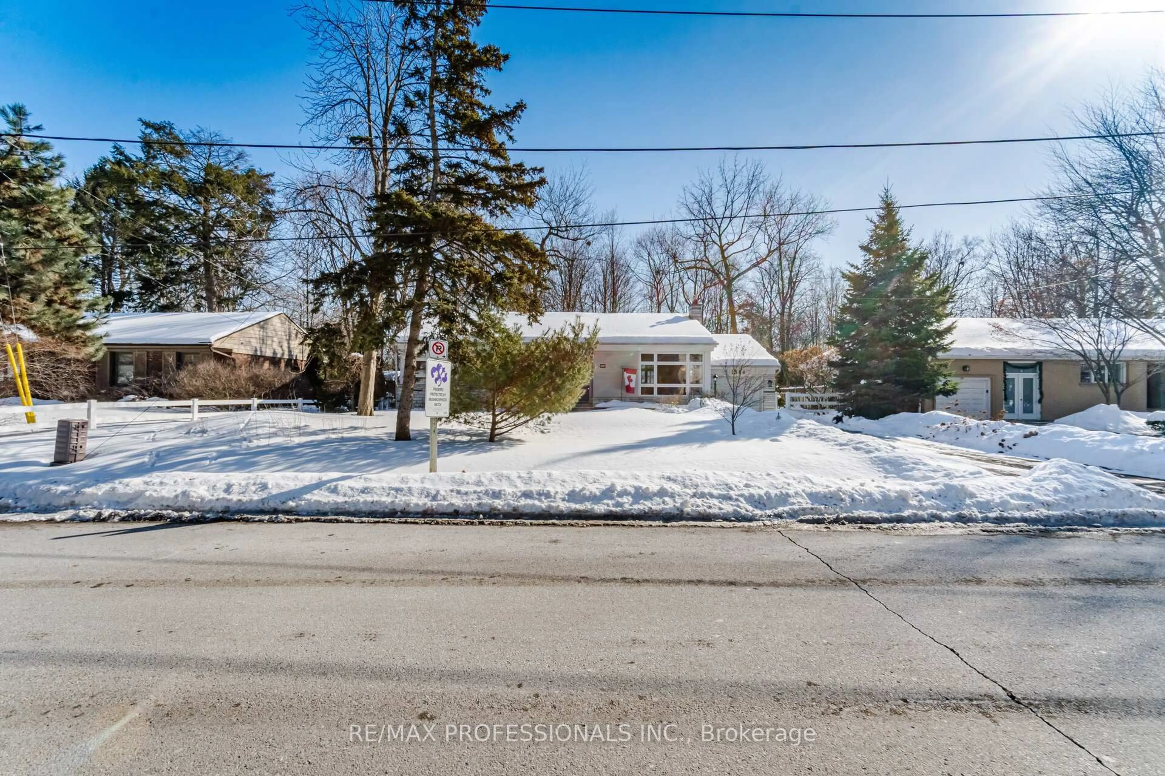 A pic from outside/outdoor area/front of a property/back of a property/a pic from drone, street for 1384 Rometown Dr, Mississauga Ontario L5E 2T4