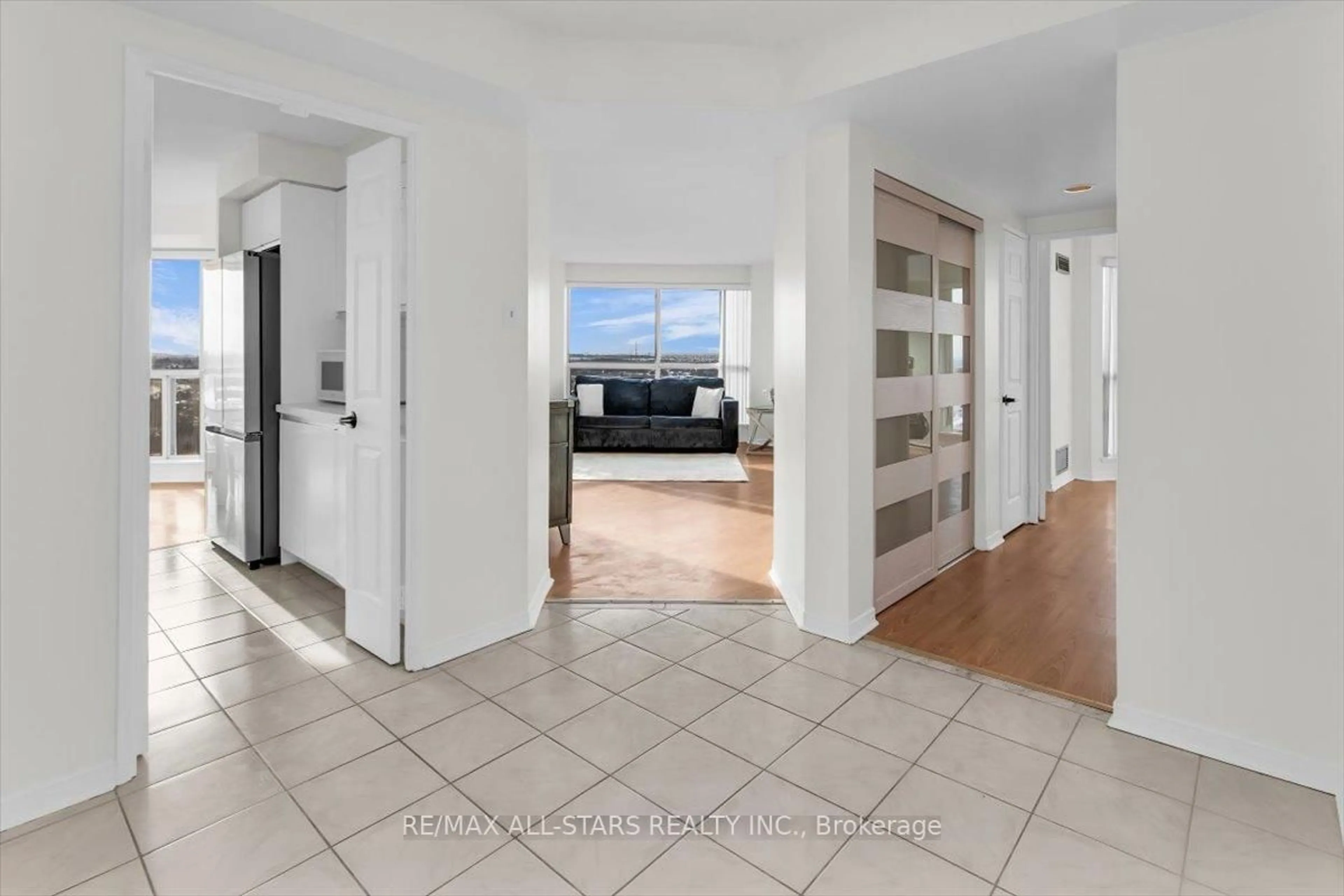 Indoor entryway for 2155 Burnhamthorpe Rd #1809, Mississauga Ontario L5L 5P4