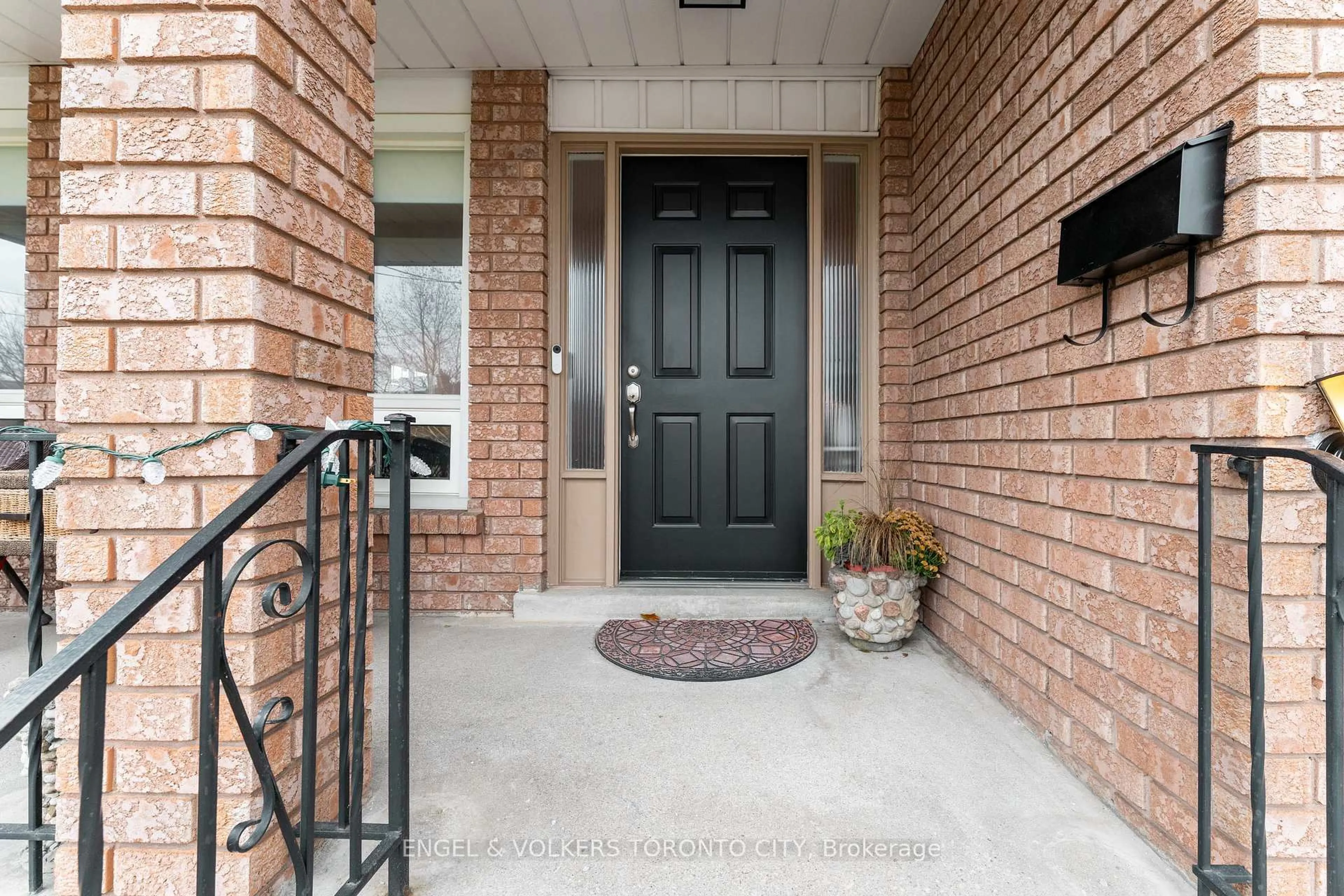 Indoor entryway for 8 Hearne Ave, Toronto Ontario M6L 3B8