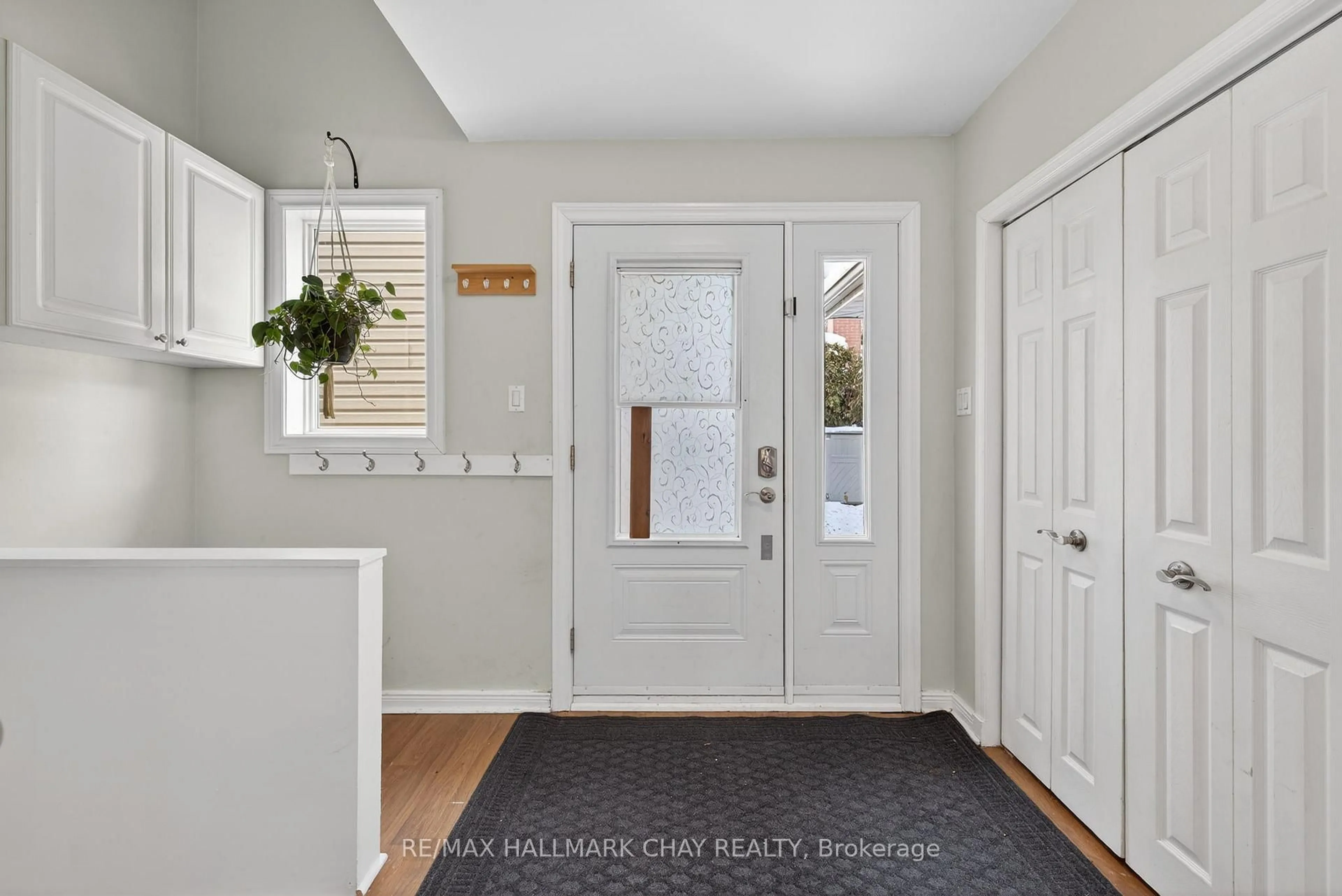 Indoor entryway for 8 Ladywood Dr, Toronto Ontario M9V 1K9