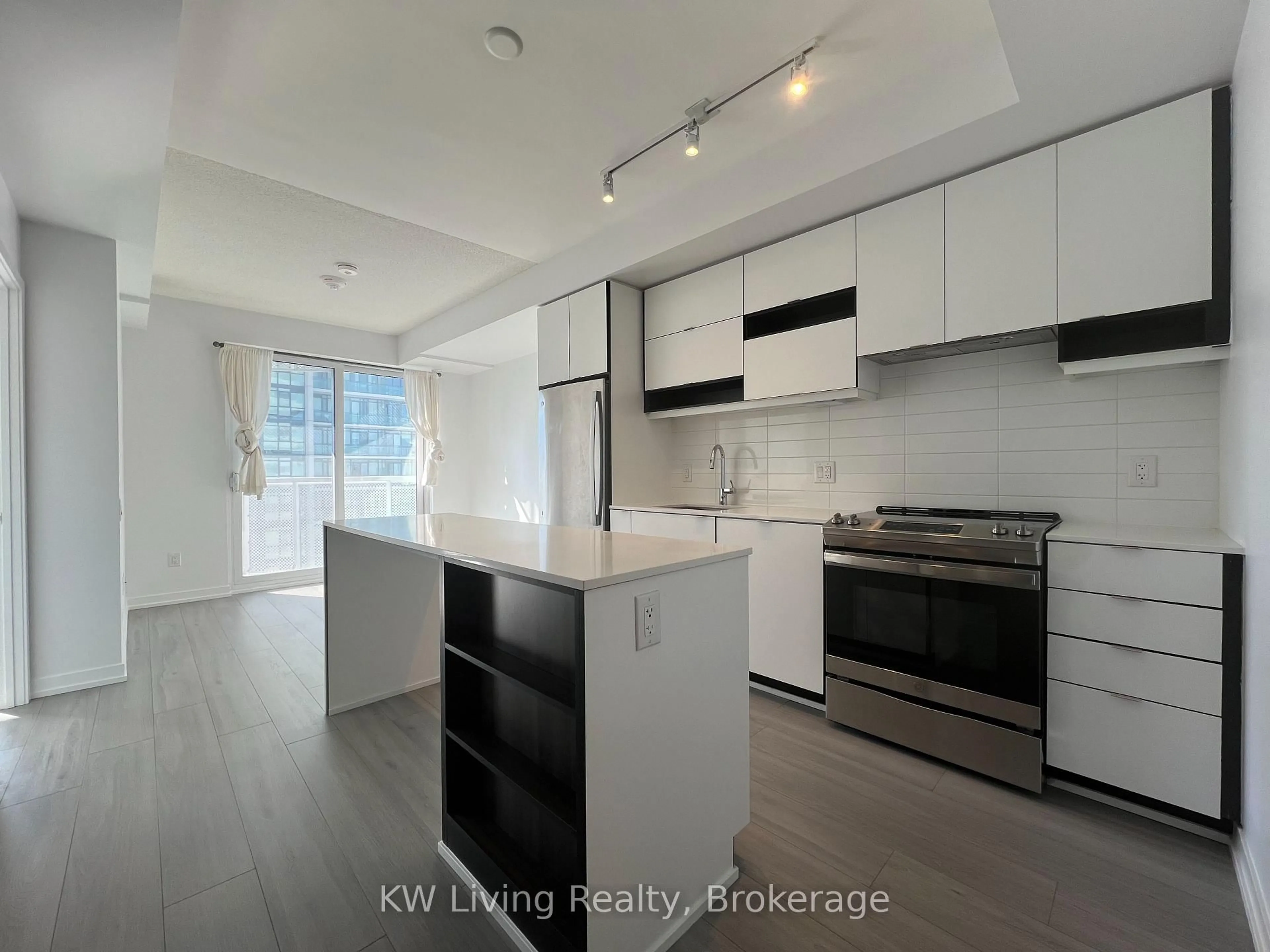Open concept kitchen, unknown for 4065 Confederation Pkwy #3601, Mississauga Ontario L5B 0L4