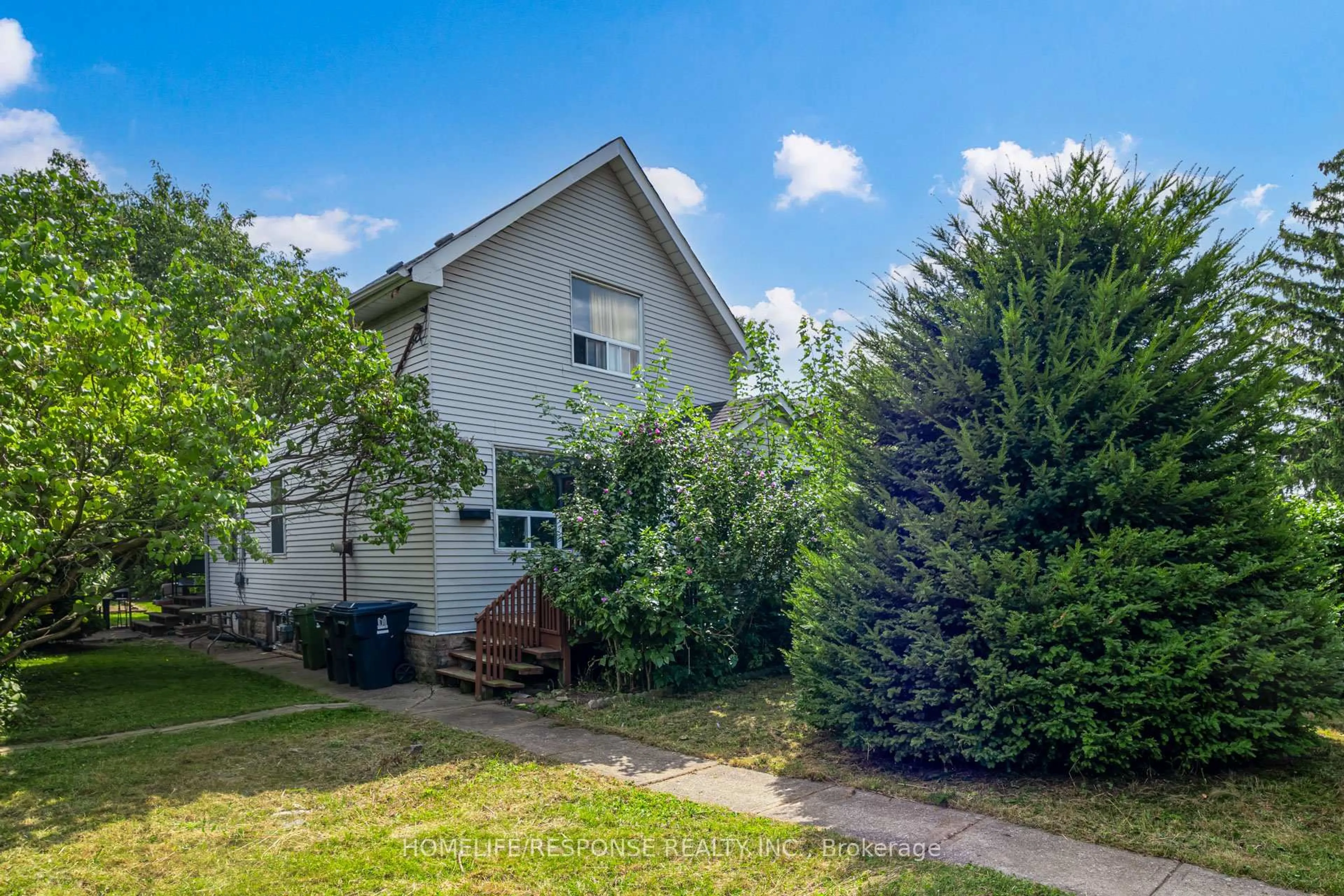 A pic from outside/outdoor area/front of a property/back of a property/a pic from drone, street for 139 Hay Ave, Toronto Ontario M8Z 1G3