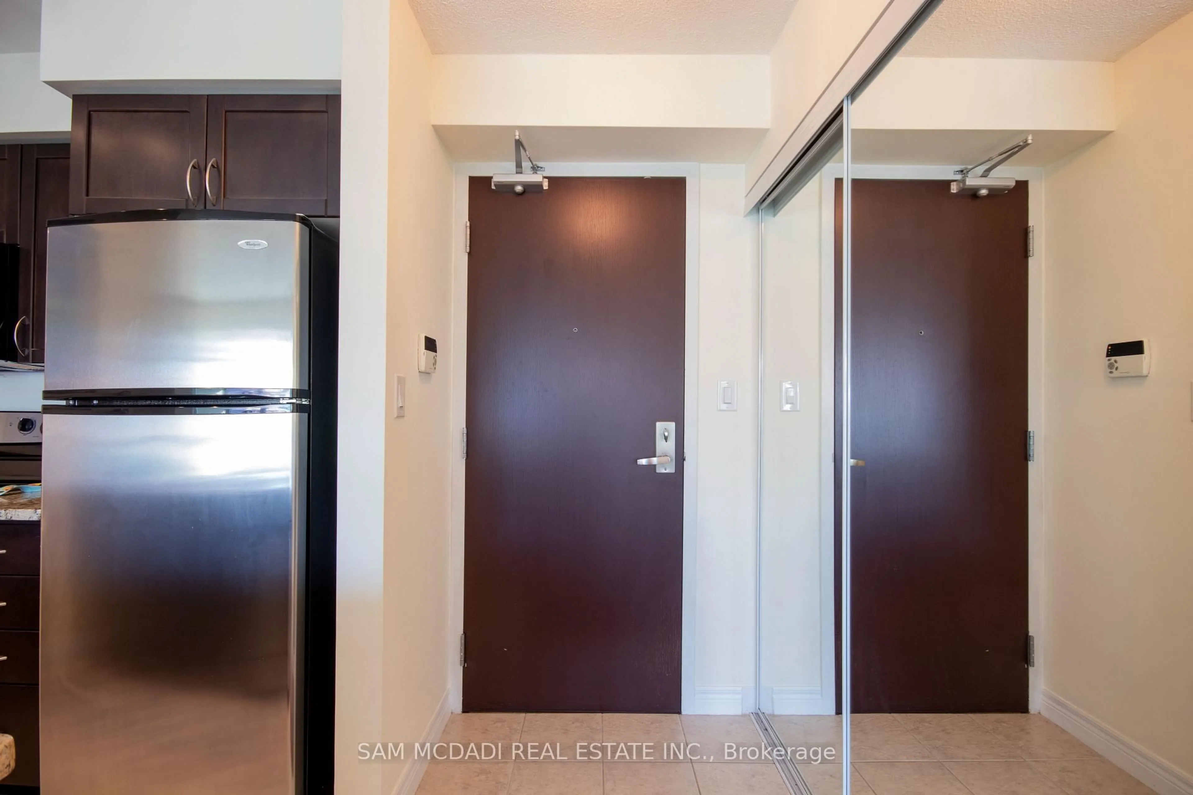 Indoor foyer for 208 Enfield Pl #2205, Mississauga Ontario L5B 0G8