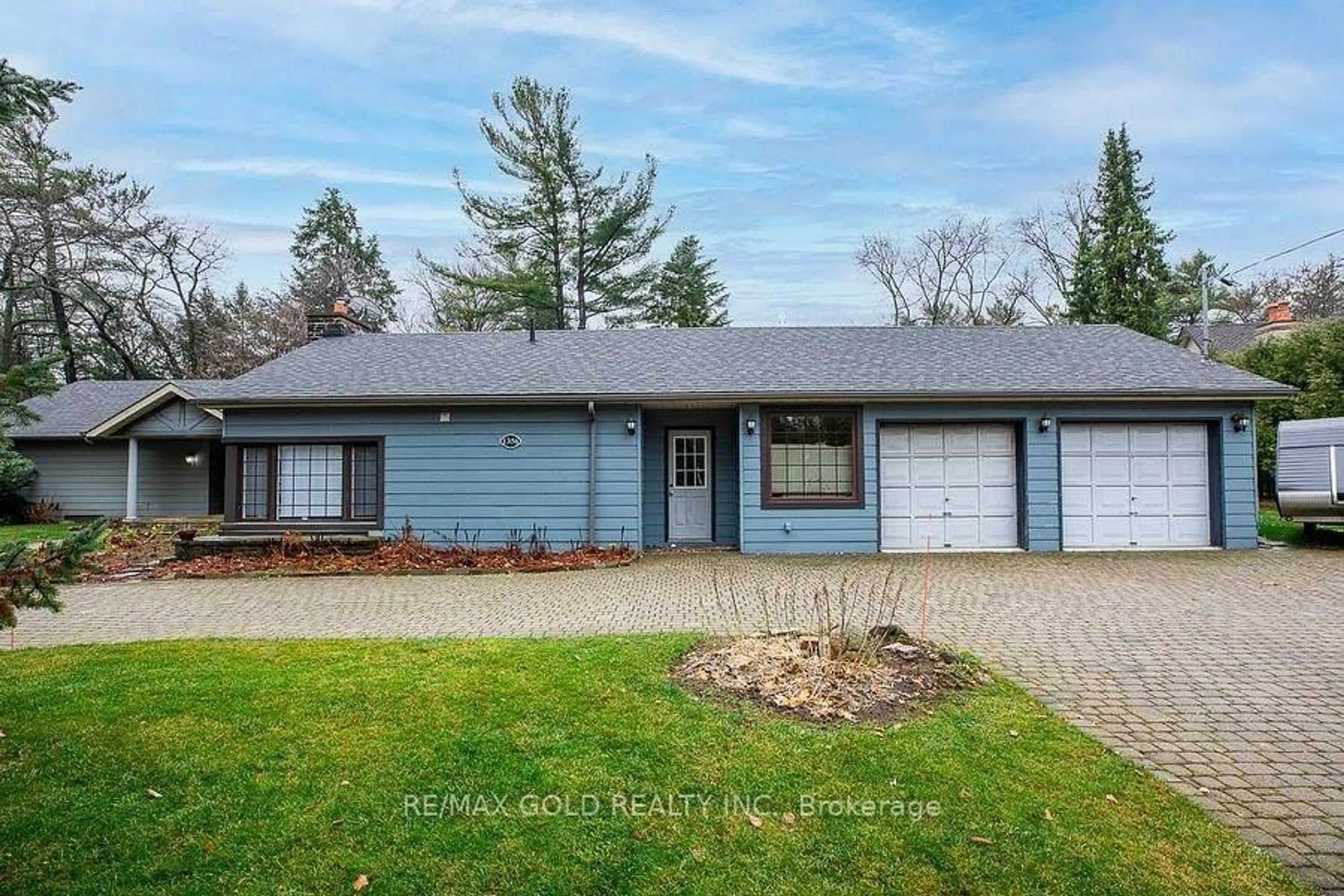 Home with vinyl exterior material, street for 1356 Oak Lane, Mississauga Ontario L5H 2X7