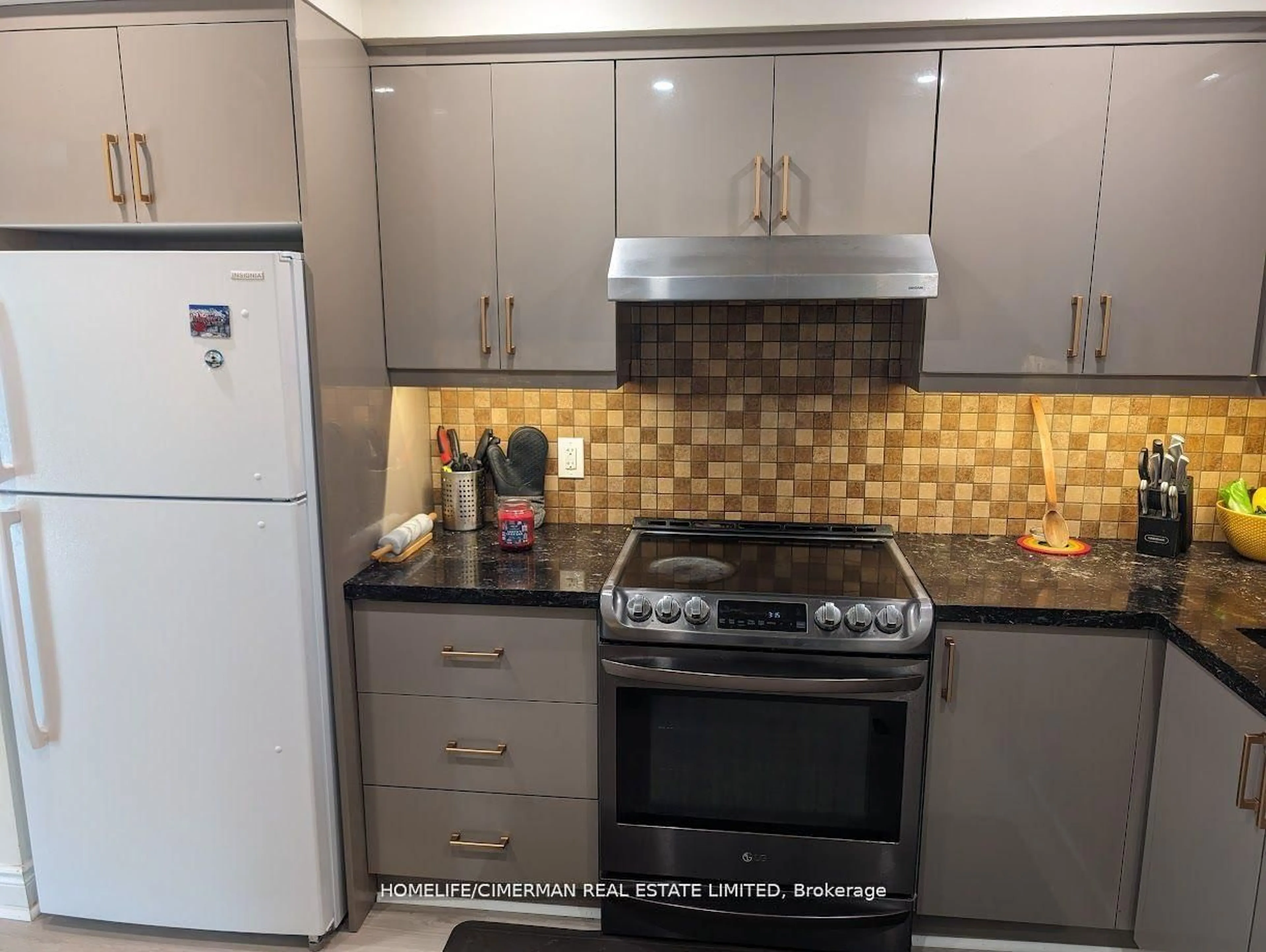 Standard kitchen, ceramic/tile floor for 46 Foster Cres #46, Brampton Ontario L6V 3M7
