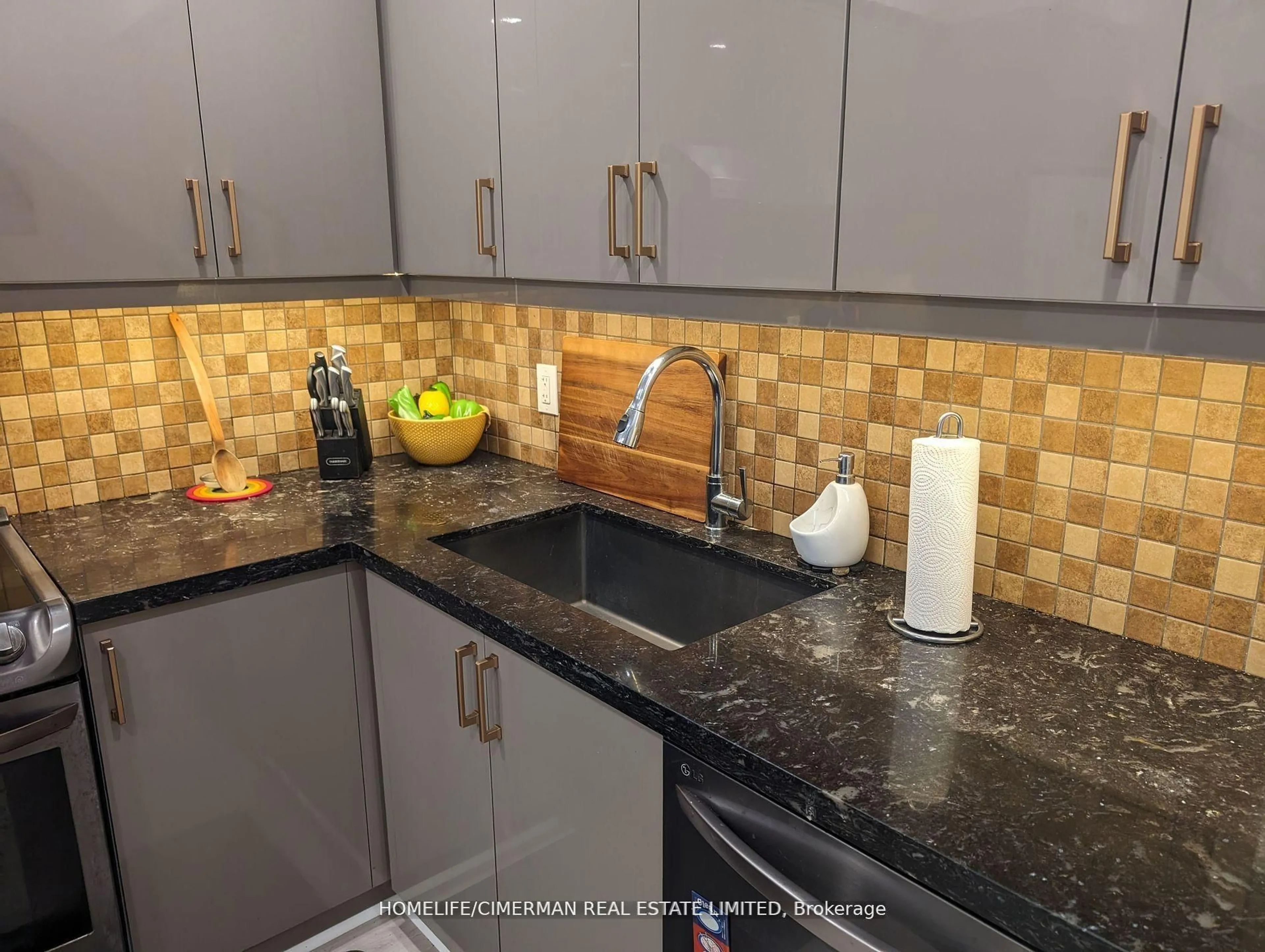 Standard kitchen, ceramic/tile floor for 46 Foster Cres #46, Brampton Ontario L6V 3M7