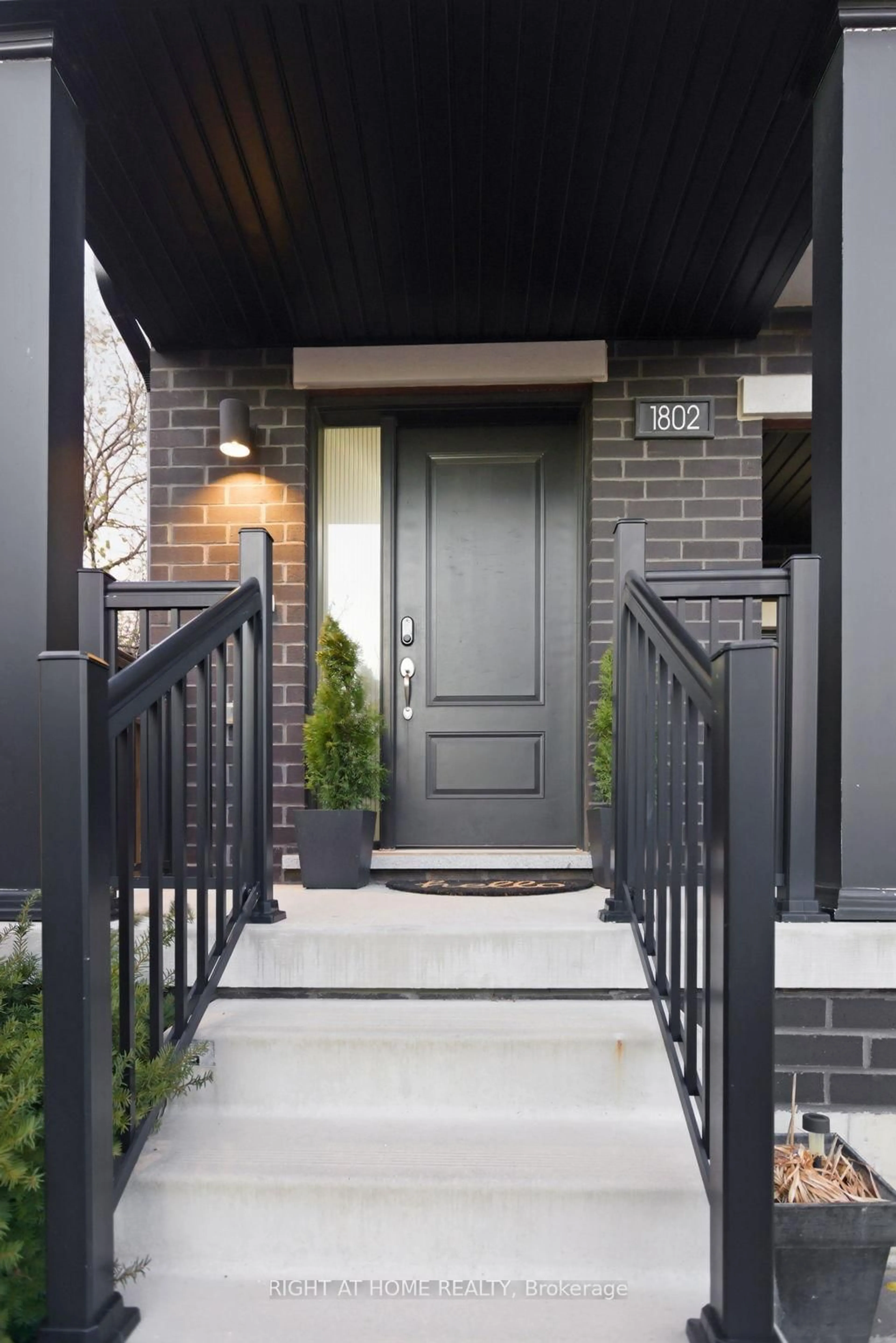 Indoor entryway for 1802 Mitoff Pl, Mississauga Ontario L4W 0E8