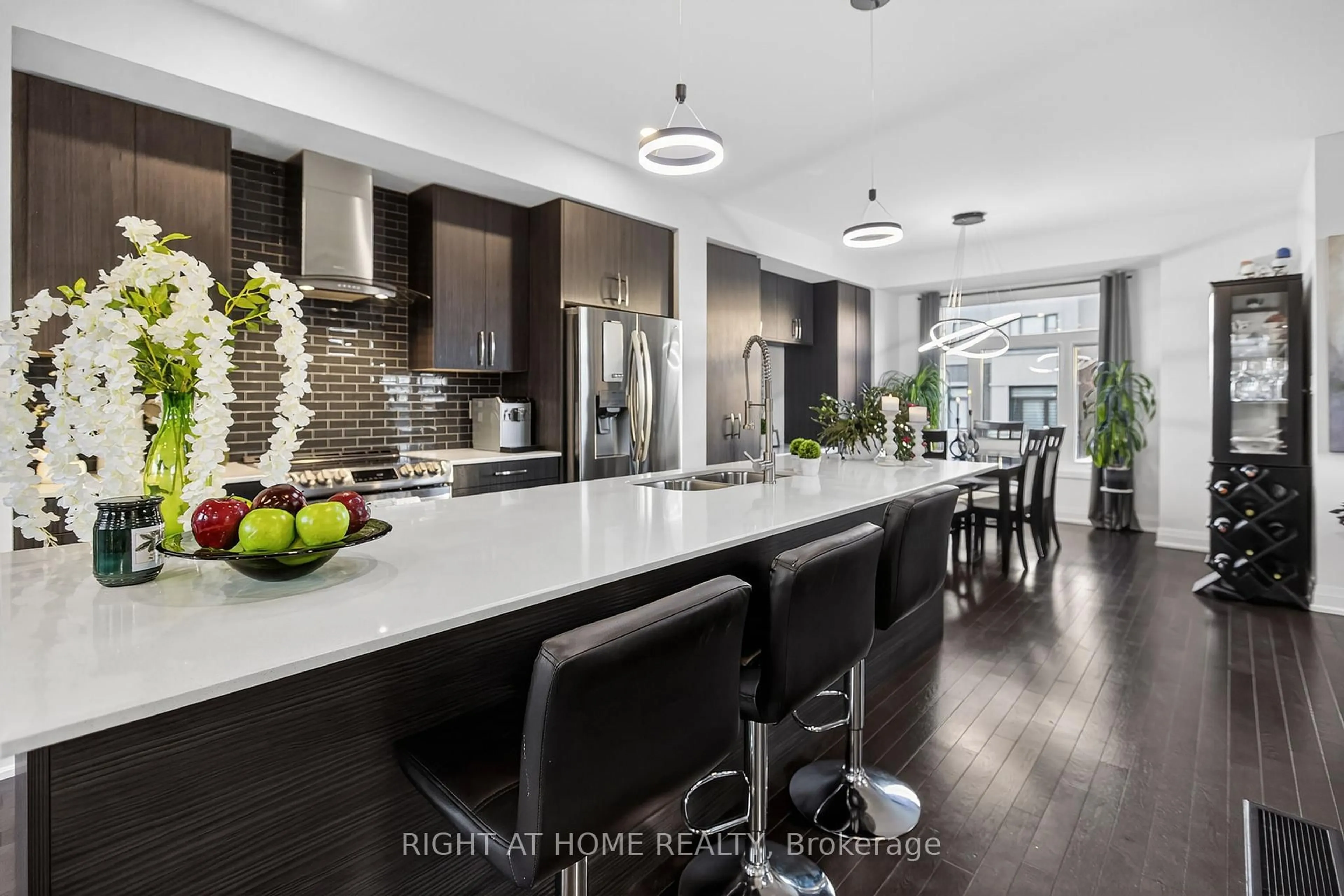 Contemporary kitchen, ceramic/tile floor for 1802 Mitoff Pl, Mississauga Ontario L4W 0E8