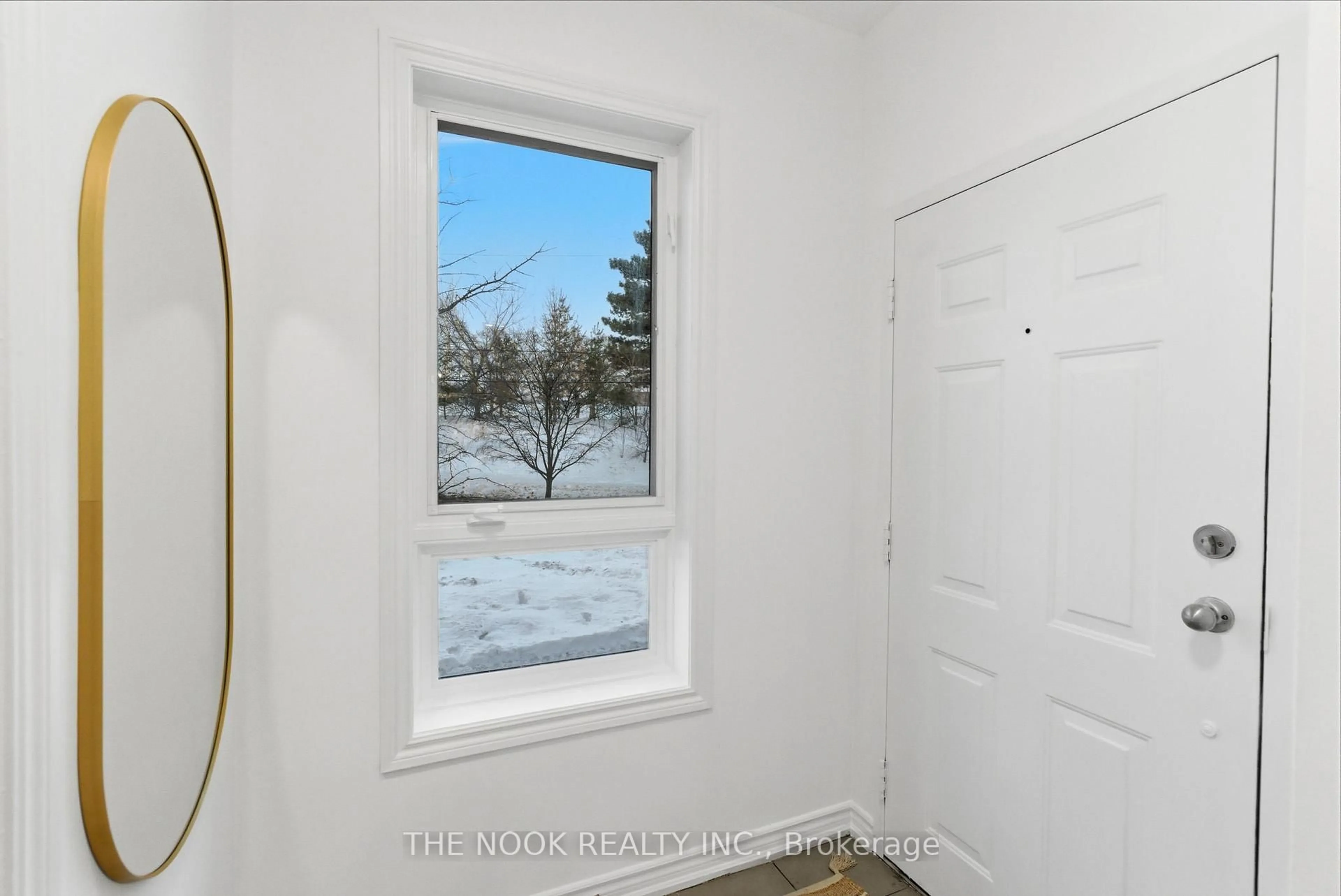 Indoor entryway for 112 Caledonia Park Rd #4, Toronto Ontario M6H 0B2