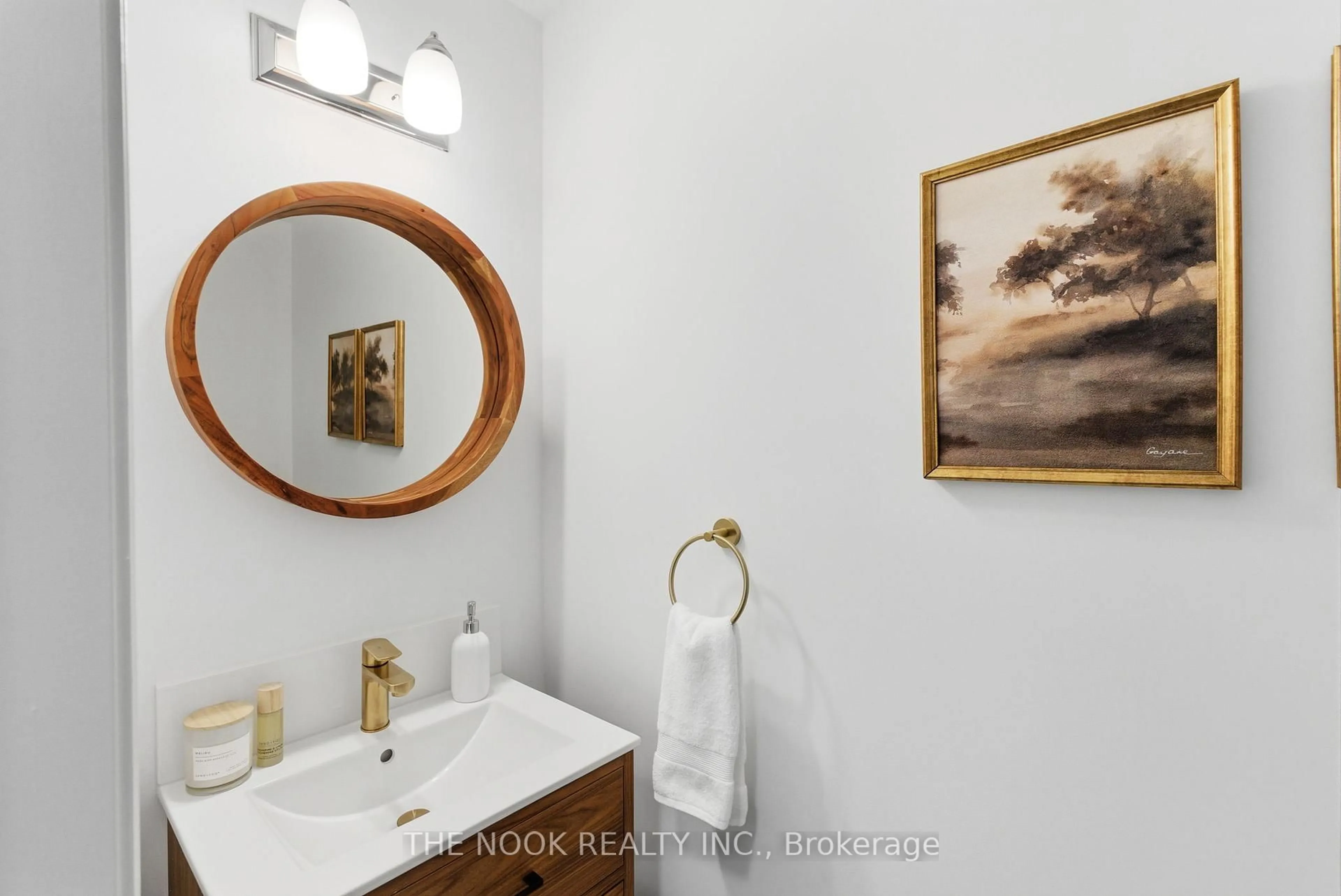 Standard bathroom, ceramic/tile floor for 112 Caledonia Park Rd #4, Toronto Ontario M6H 0B2