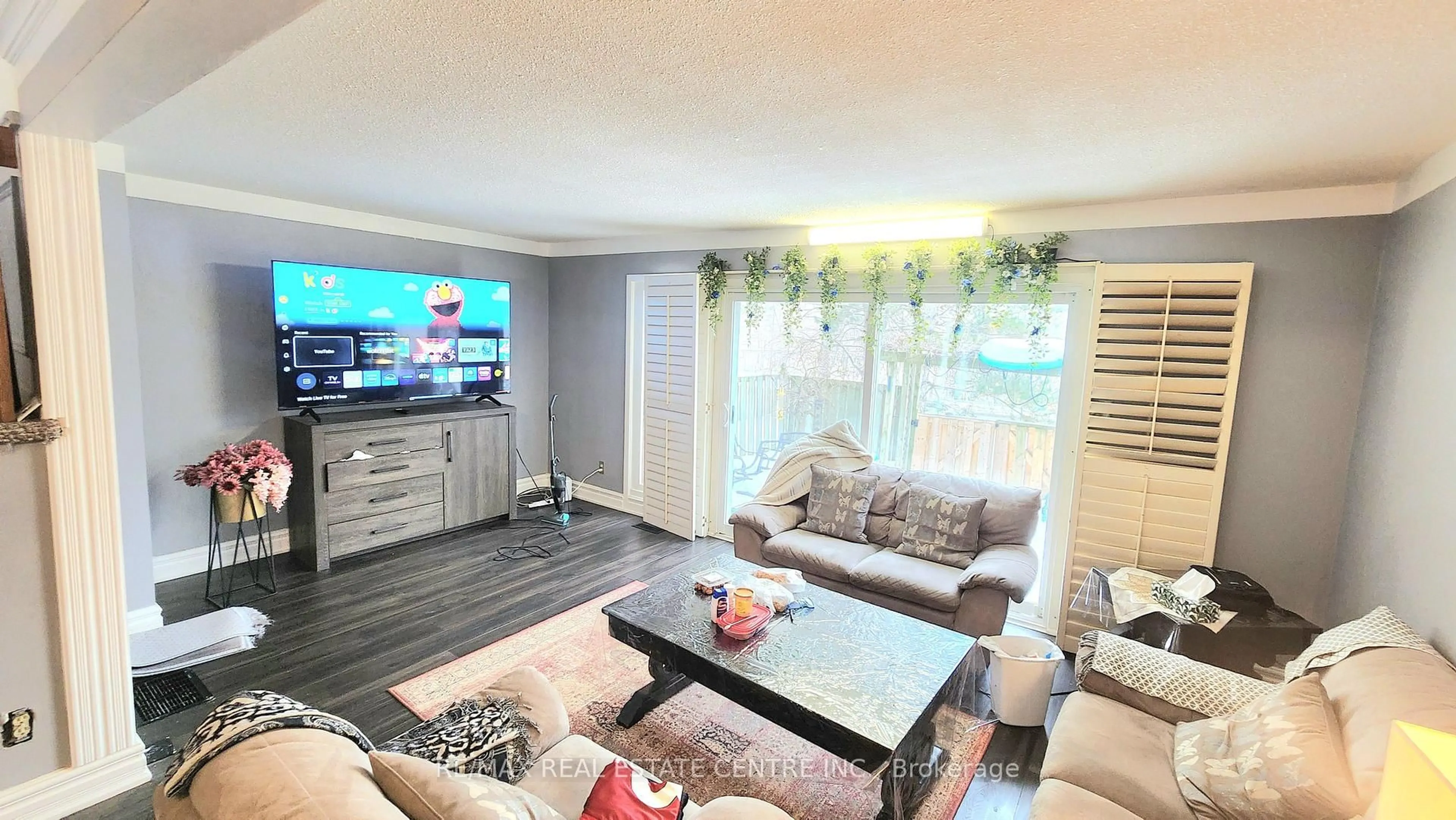 Living room with furniture, wood/laminate floor for 59 Kenninghall Blvd #17, Mississauga Ontario L5N 1J6