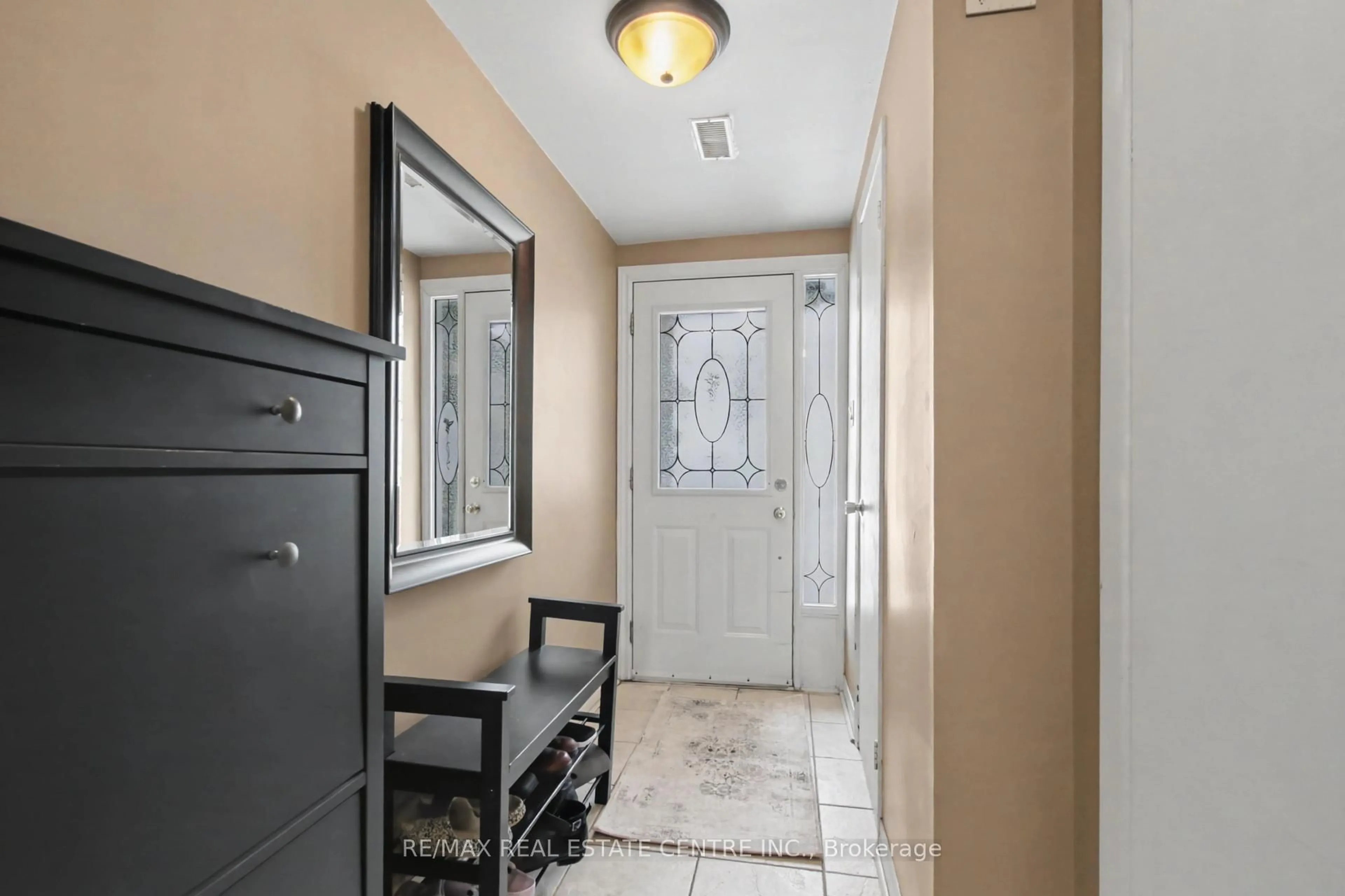 Indoor entryway for 371 Bronte St #66, Milton Ontario L9T 3K5