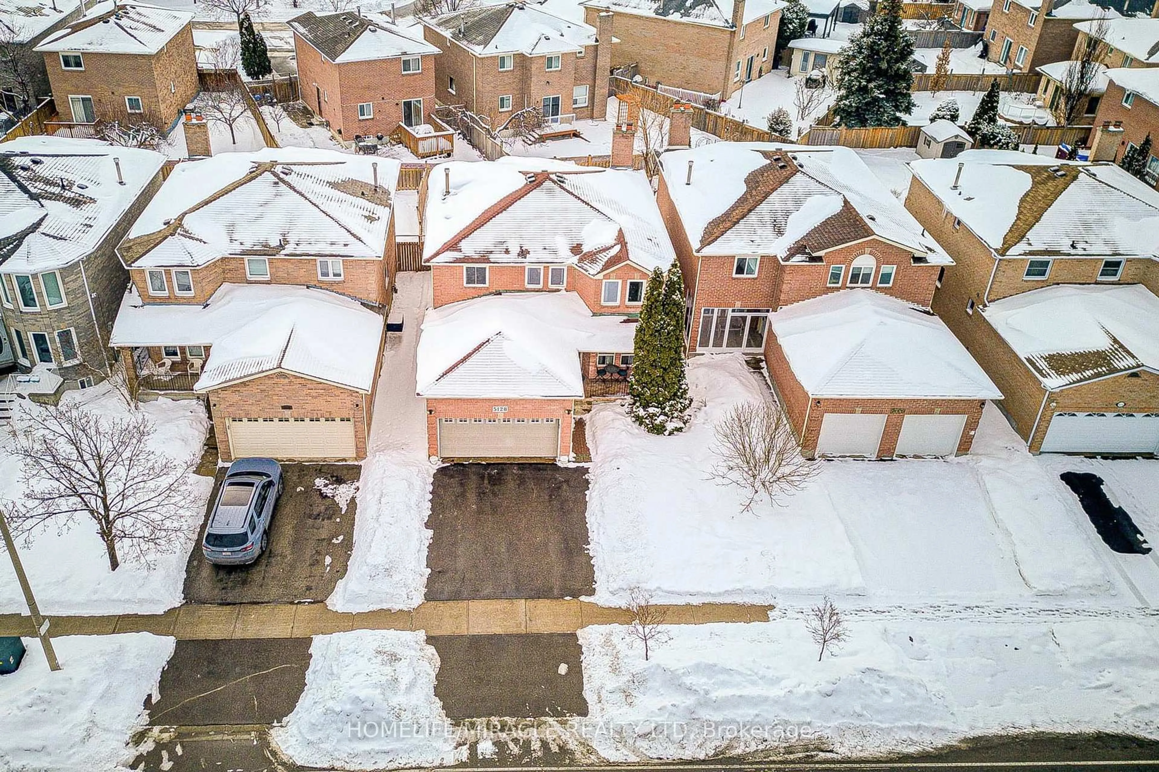 A pic from outside/outdoor area/front of a property/back of a property/a pic from drone, street for 5128 Guildwood Way, Mississauga Ontario L5R 2S7