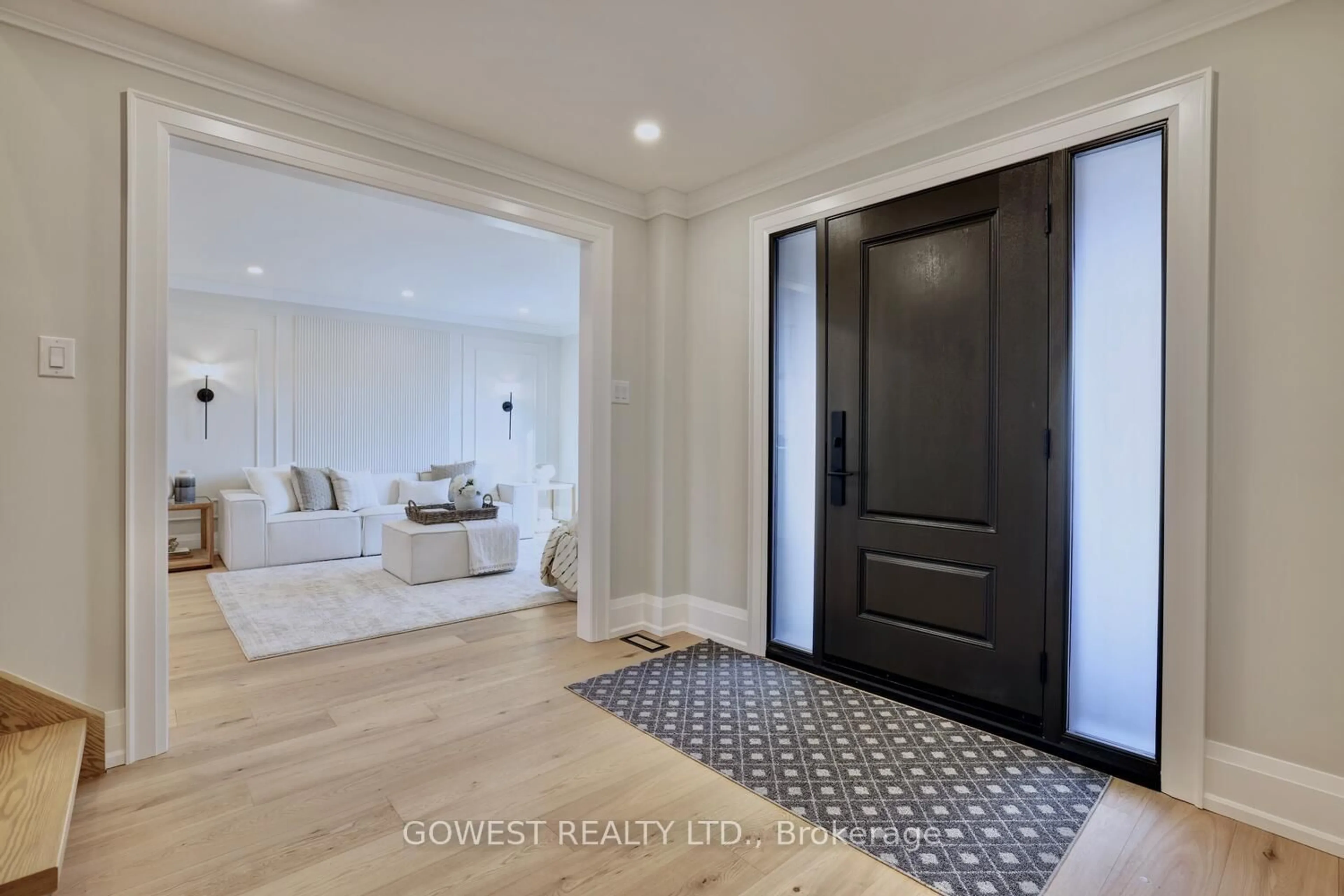 Indoor entryway for 981 Valdese Dr, Mississauga Ontario L5C 2Z5