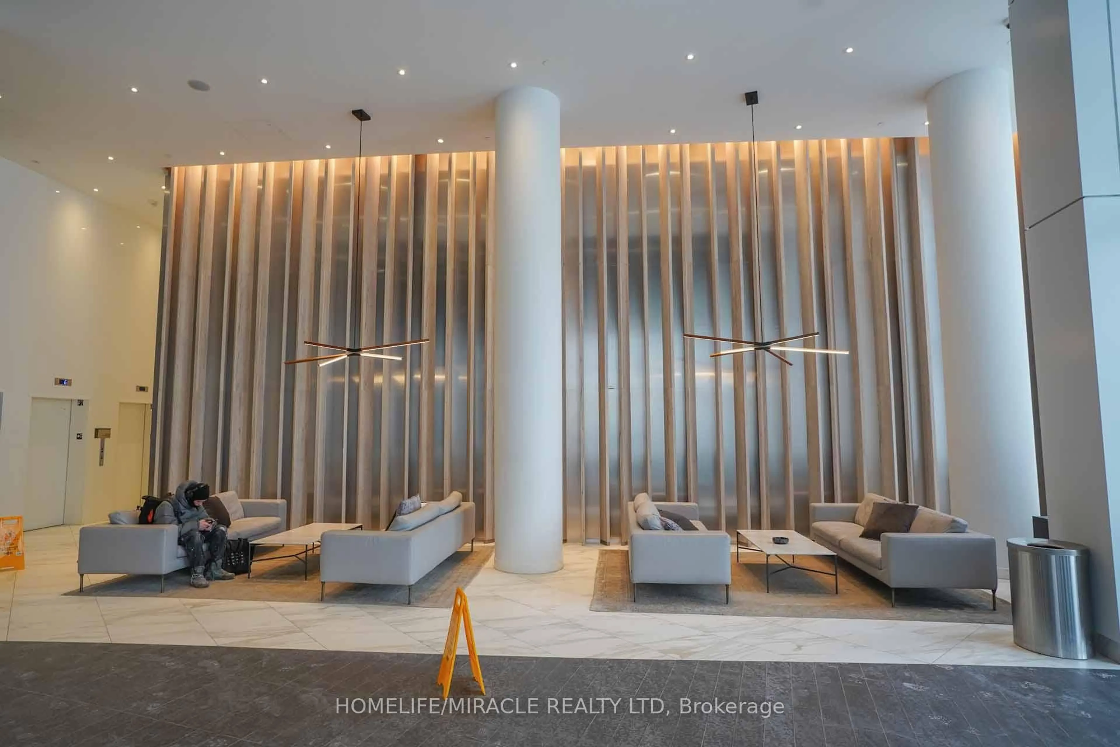 Lobby for 3900 Confederation Pkwy #522, Mississauga Ontario L5B 0M3