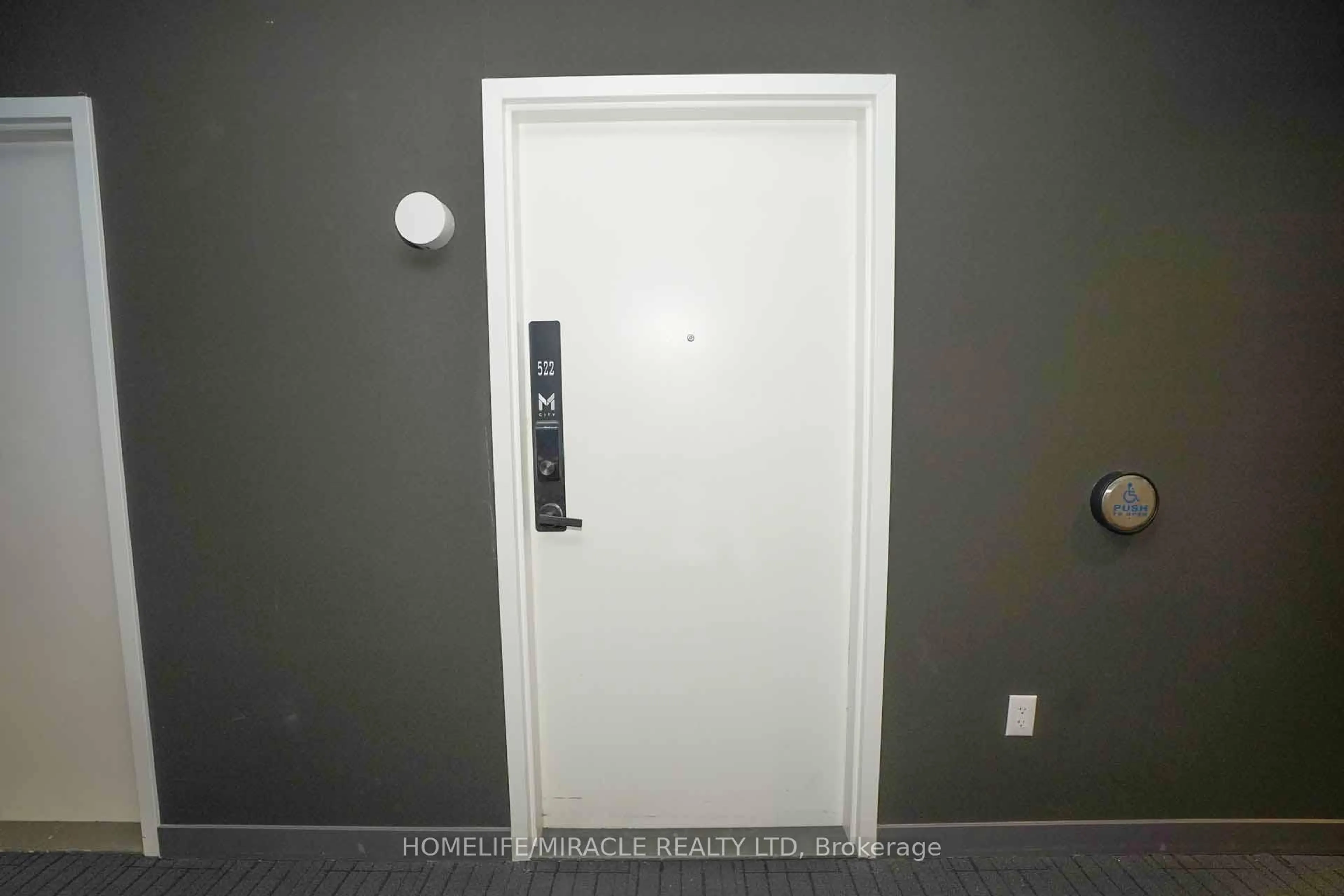 Indoor entryway for 3900 Confederation Pkwy #522, Mississauga Ontario L5B 0M3