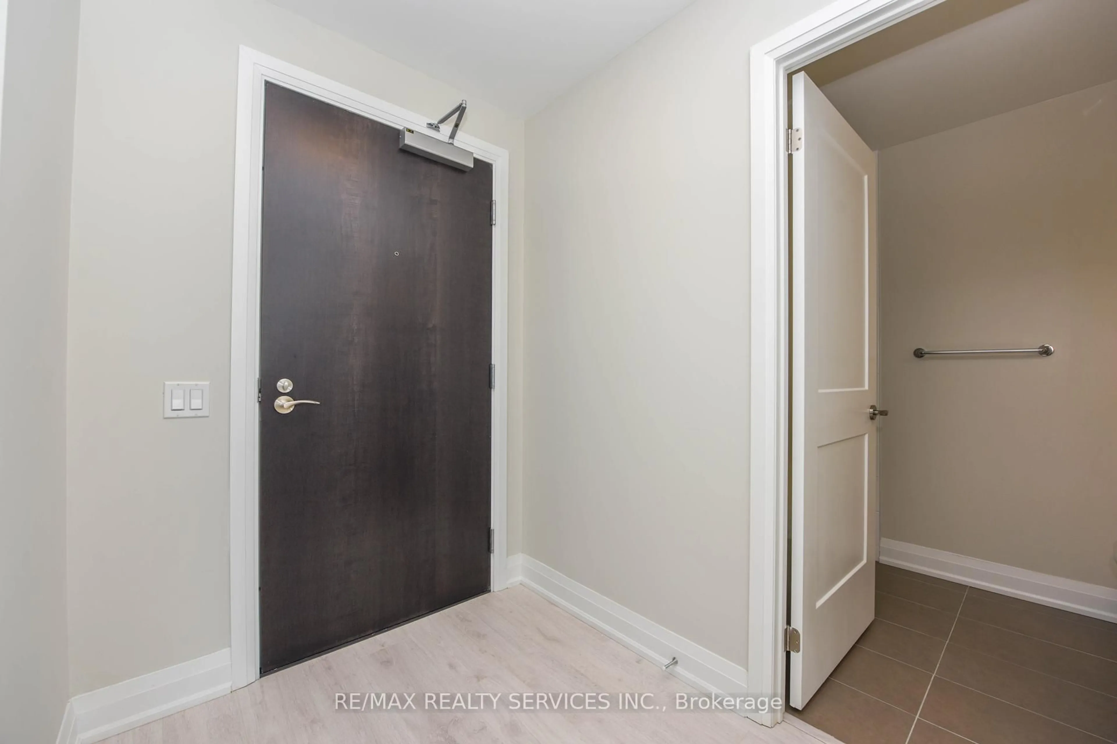 Indoor entryway for 15 Lynch St #2103, Brampton Ontario L6W 2Z8