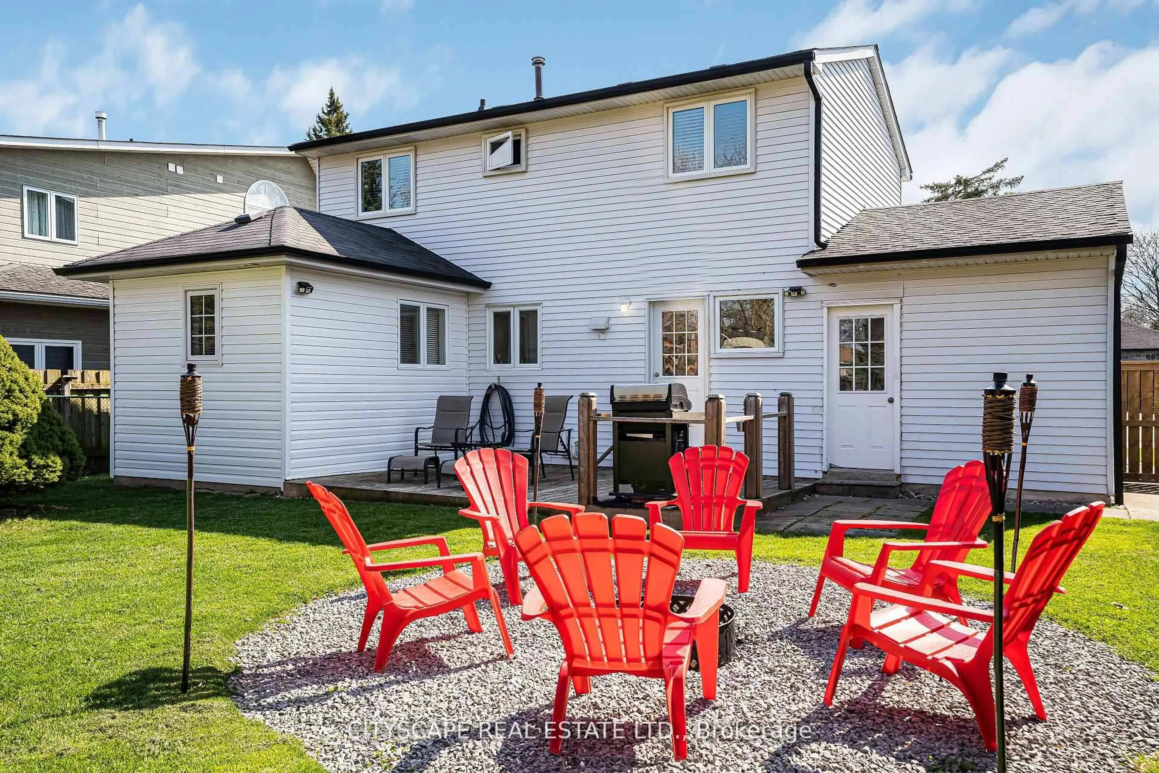 Patio, street for 864 Cabot Tr, Milton Ontario L9T 3S8