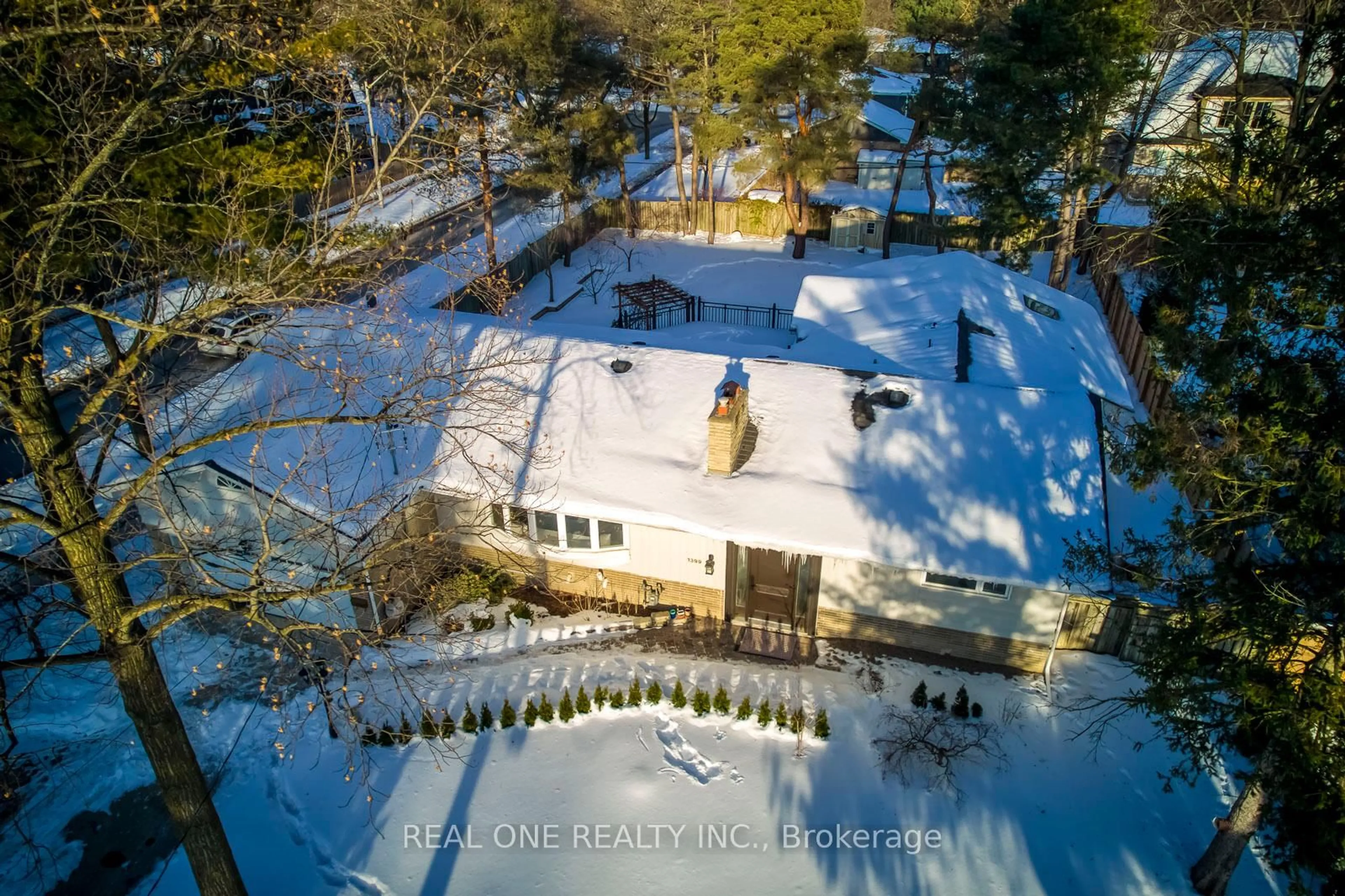 A pic from outside/outdoor area/front of a property/back of a property/a pic from drone, street for 1399 Chriseden Dr, Mississauga Ontario L5H 1V1