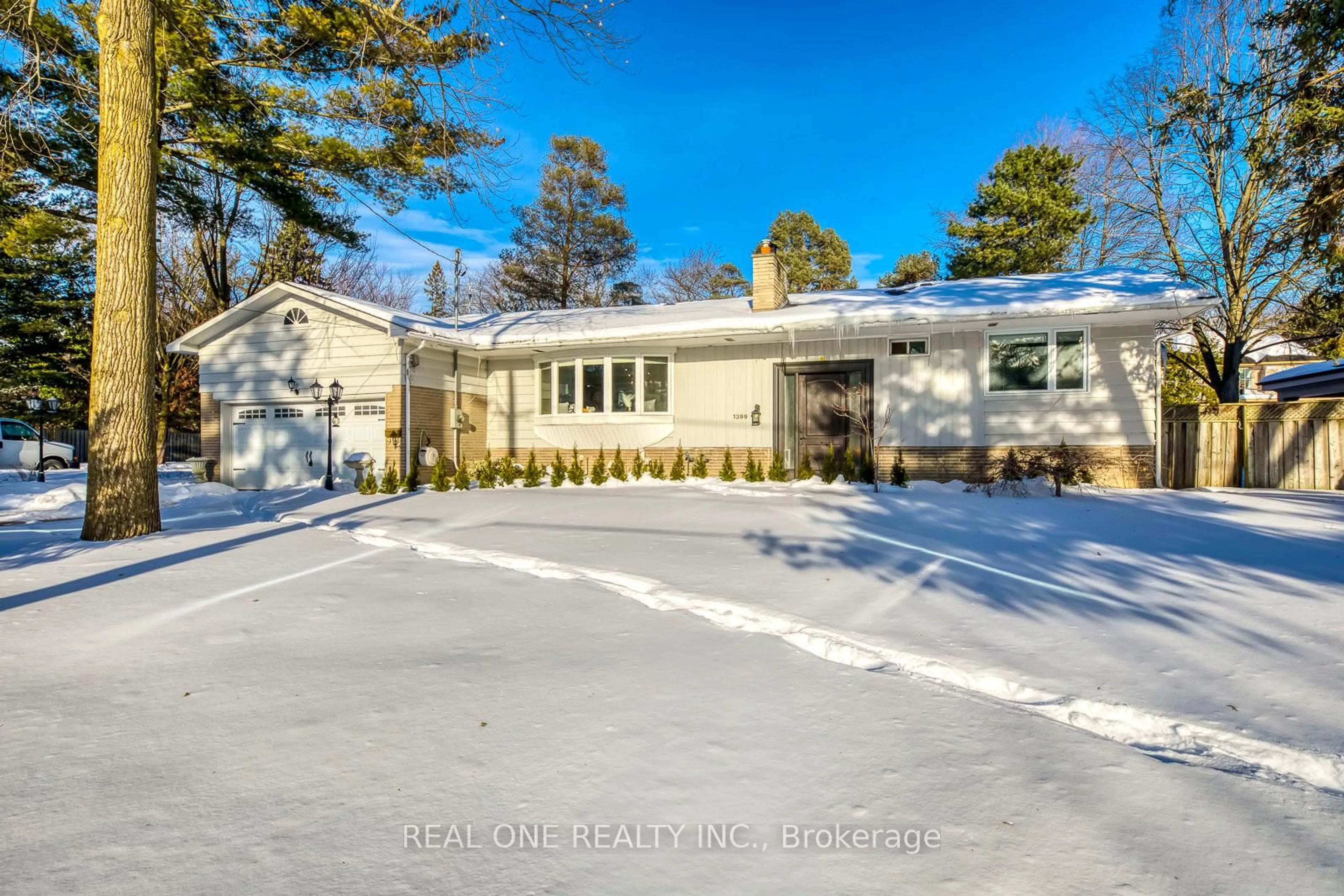 A pic from outside/outdoor area/front of a property/back of a property/a pic from drone, street for 1399 Chriseden Dr, Mississauga Ontario L5H 1V1