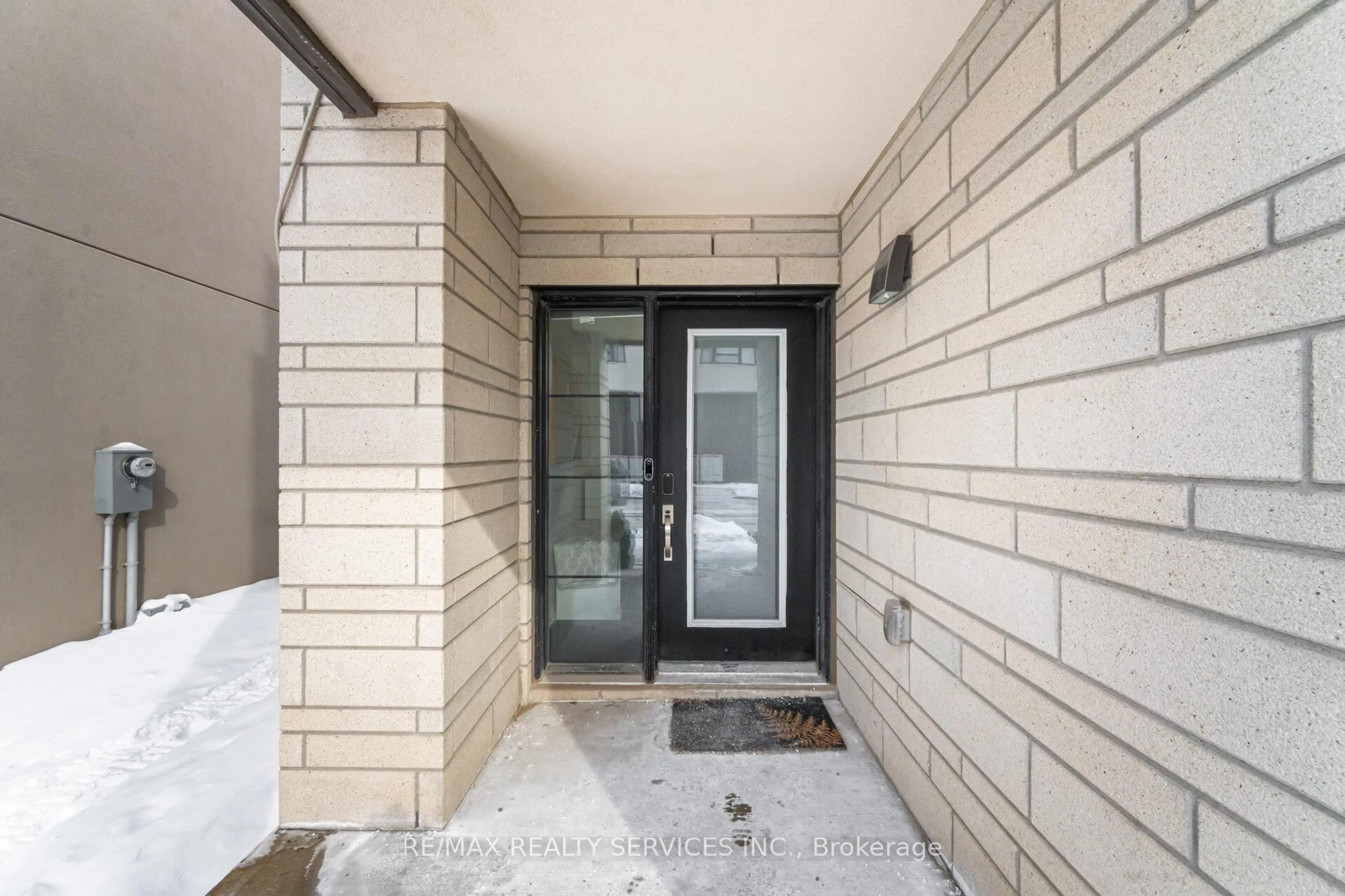 Indoor entryway for 1121 Cooke Blvd #80, Burlington Ontario L7T 0C4