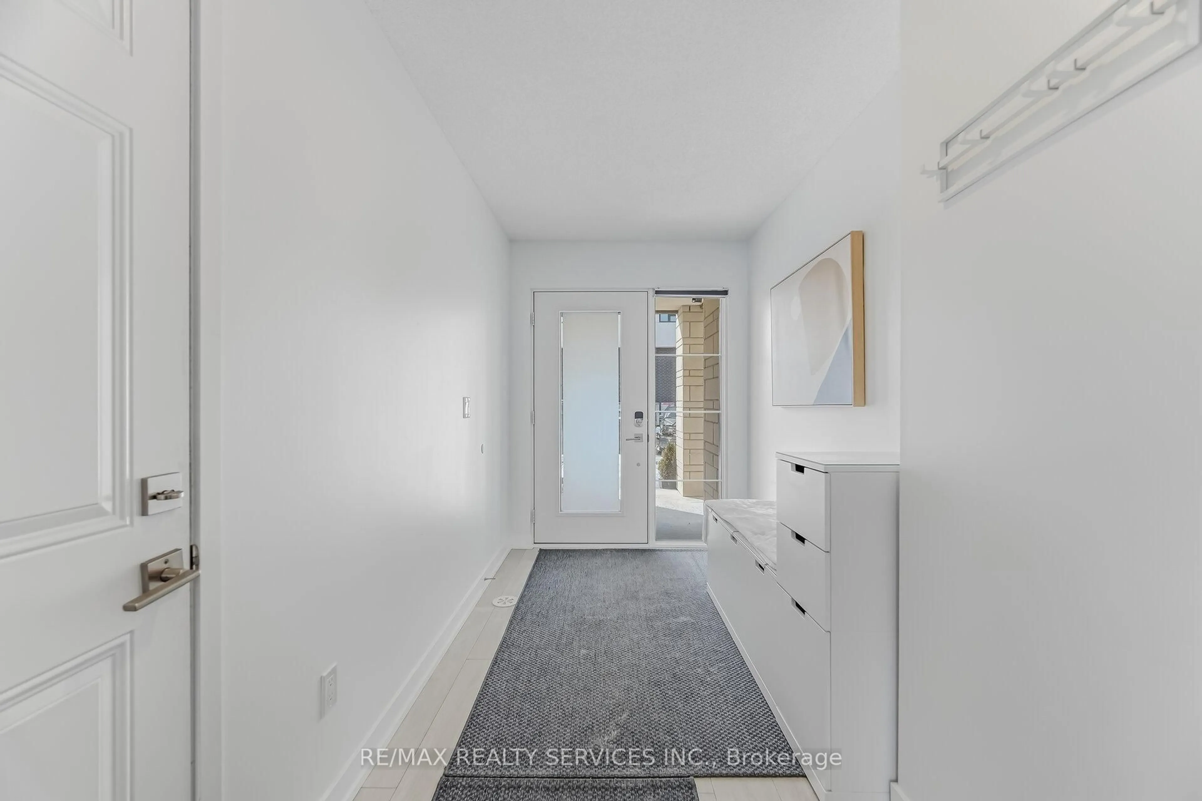 Indoor entryway for 1121 Cooke Blvd #80, Burlington Ontario L7T 0C4