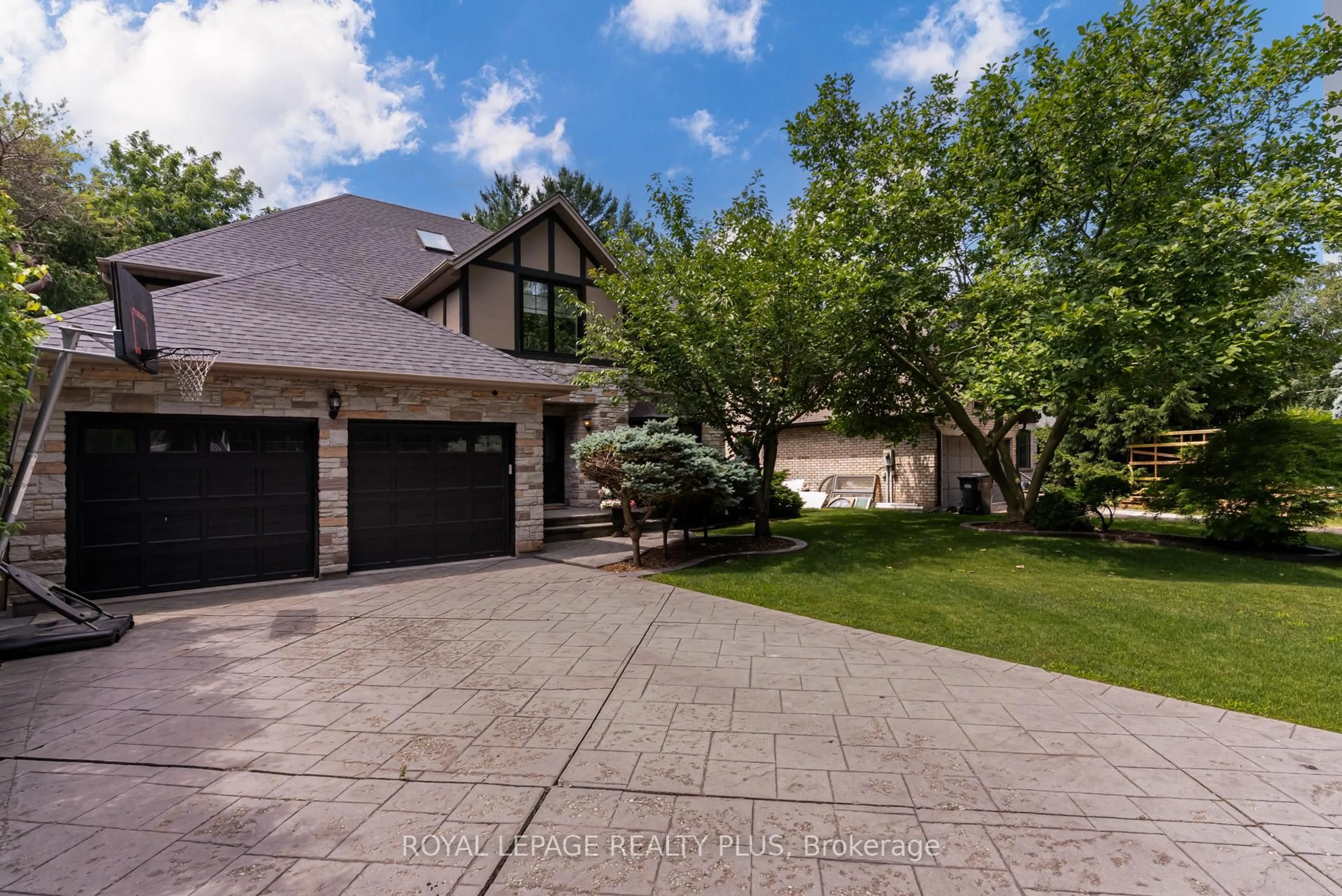 Home with brick exterior material, street for 2530 Jarvis St, Mississauga Ontario L5C 2P6