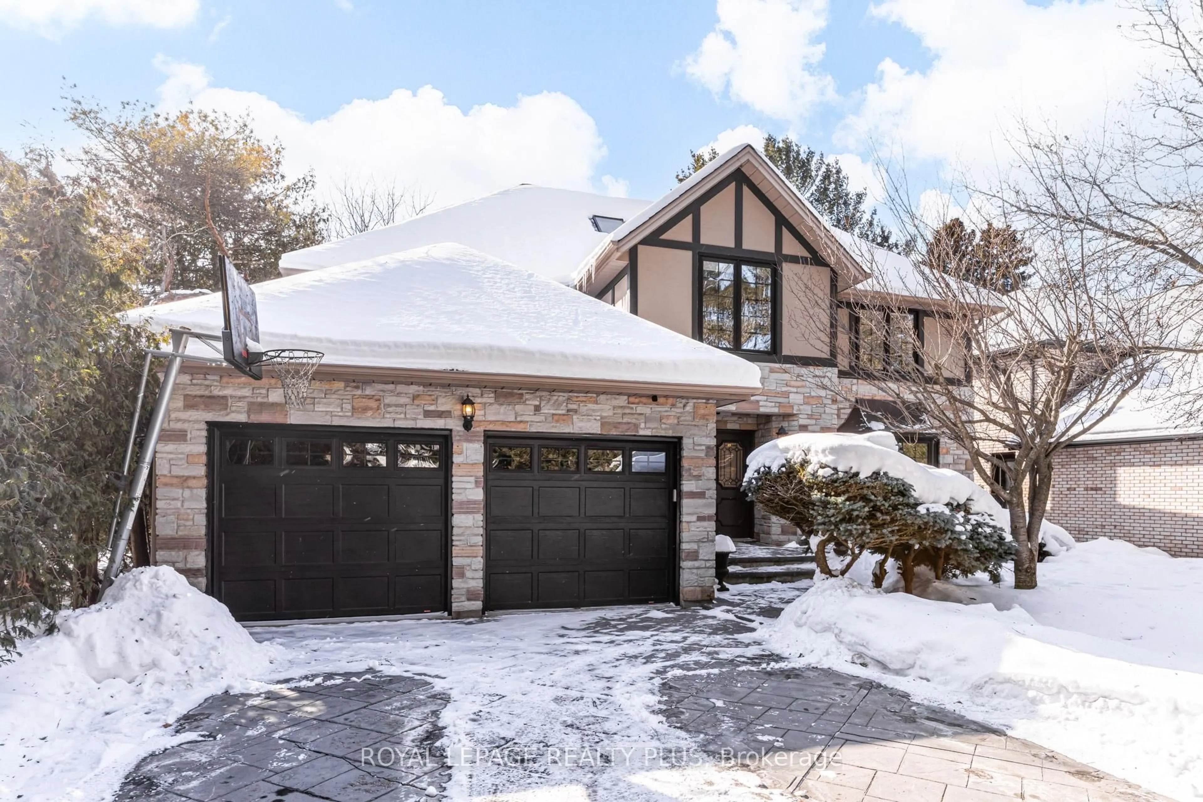 Home with brick exterior material, street for 2530 Jarvis St, Mississauga Ontario L5C 2P6