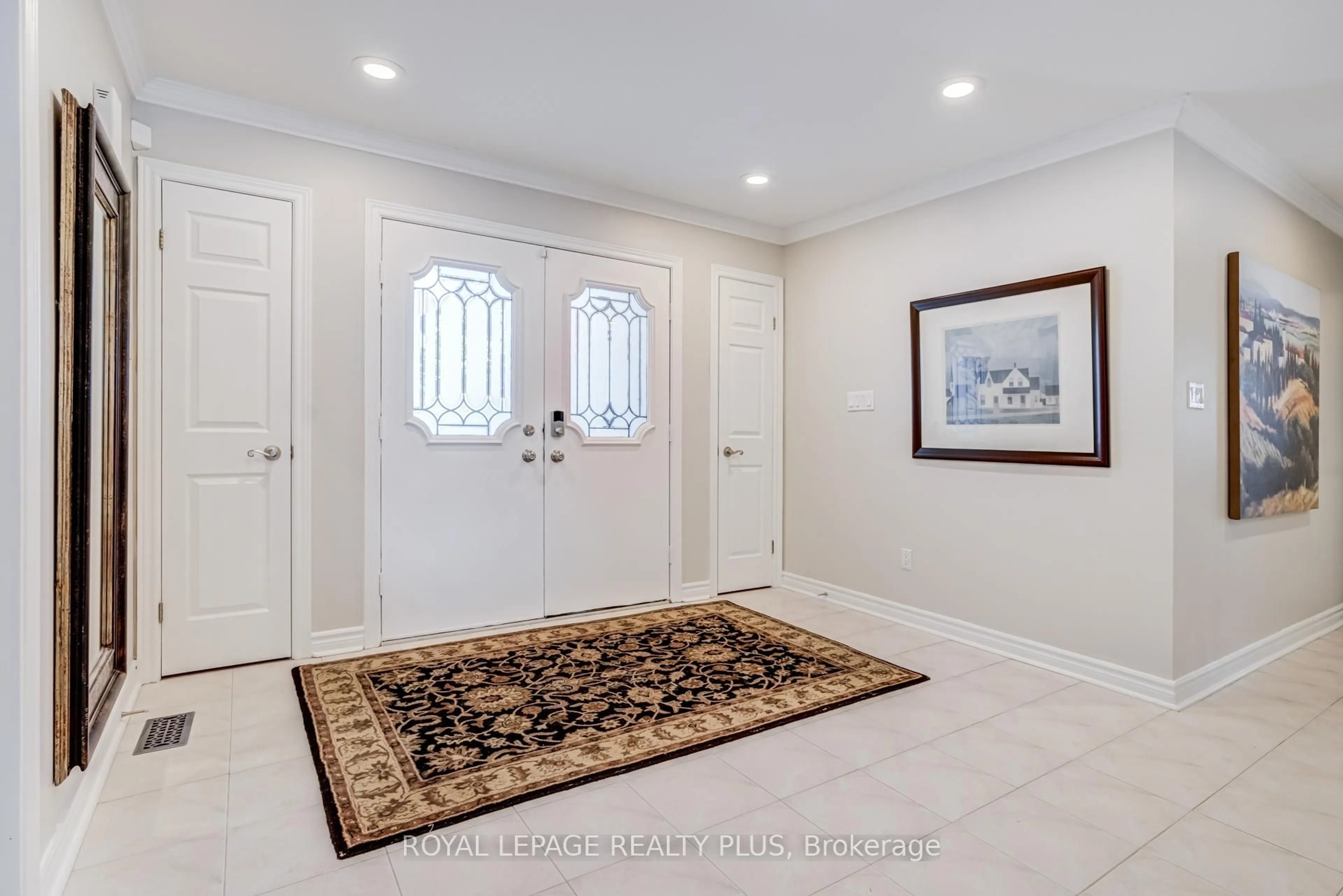 Indoor entryway for 2530 Jarvis St, Mississauga Ontario L5C 2P6