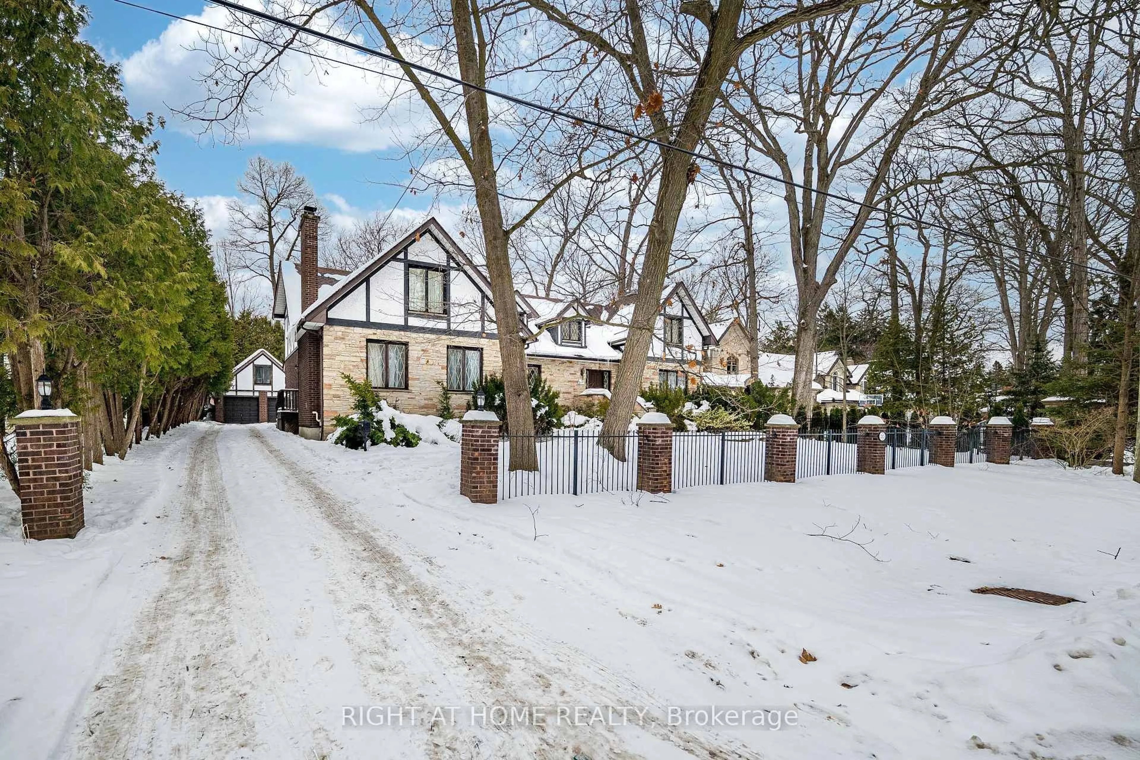 A pic from outside/outdoor area/front of a property/back of a property/a pic from drone, street for 2123 Gordon Dr, Mississauga Ontario L5B 1S6