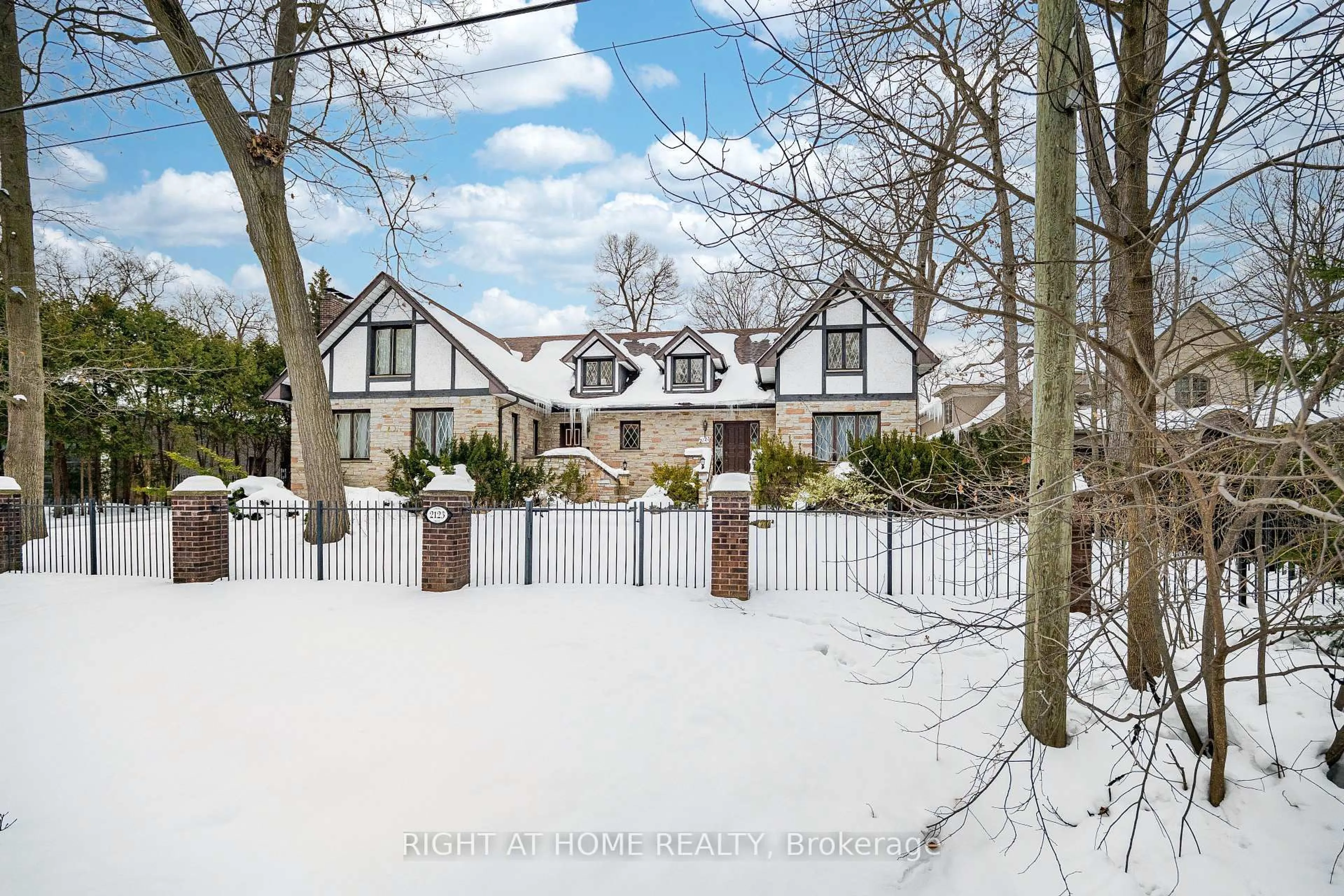 A pic from outside/outdoor area/front of a property/back of a property/a pic from drone, street for 2123 Gordon Dr, Mississauga Ontario L5B 1S6