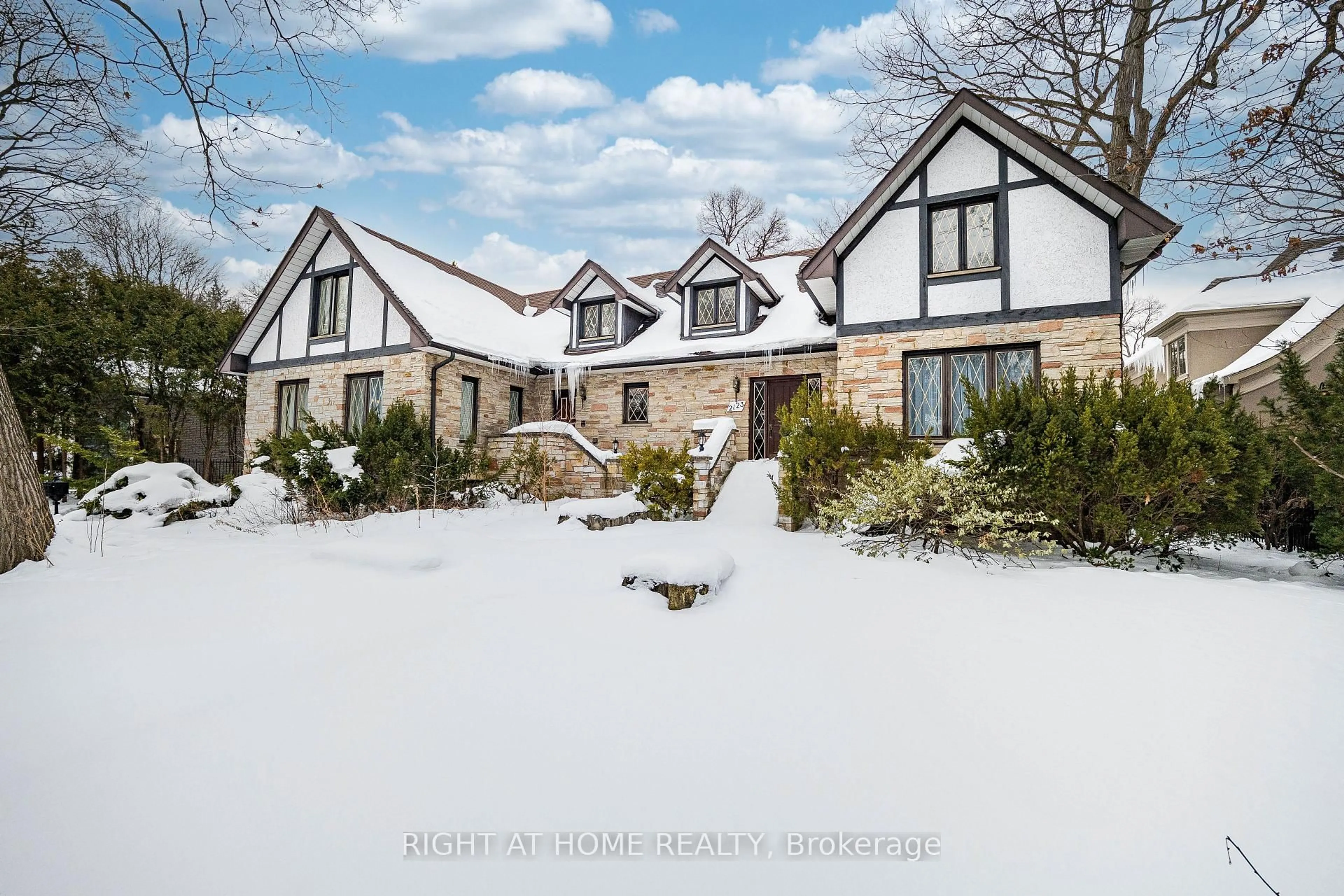 A pic from outside/outdoor area/front of a property/back of a property/a pic from drone, street for 2123 Gordon Dr, Mississauga Ontario L5B 1S6