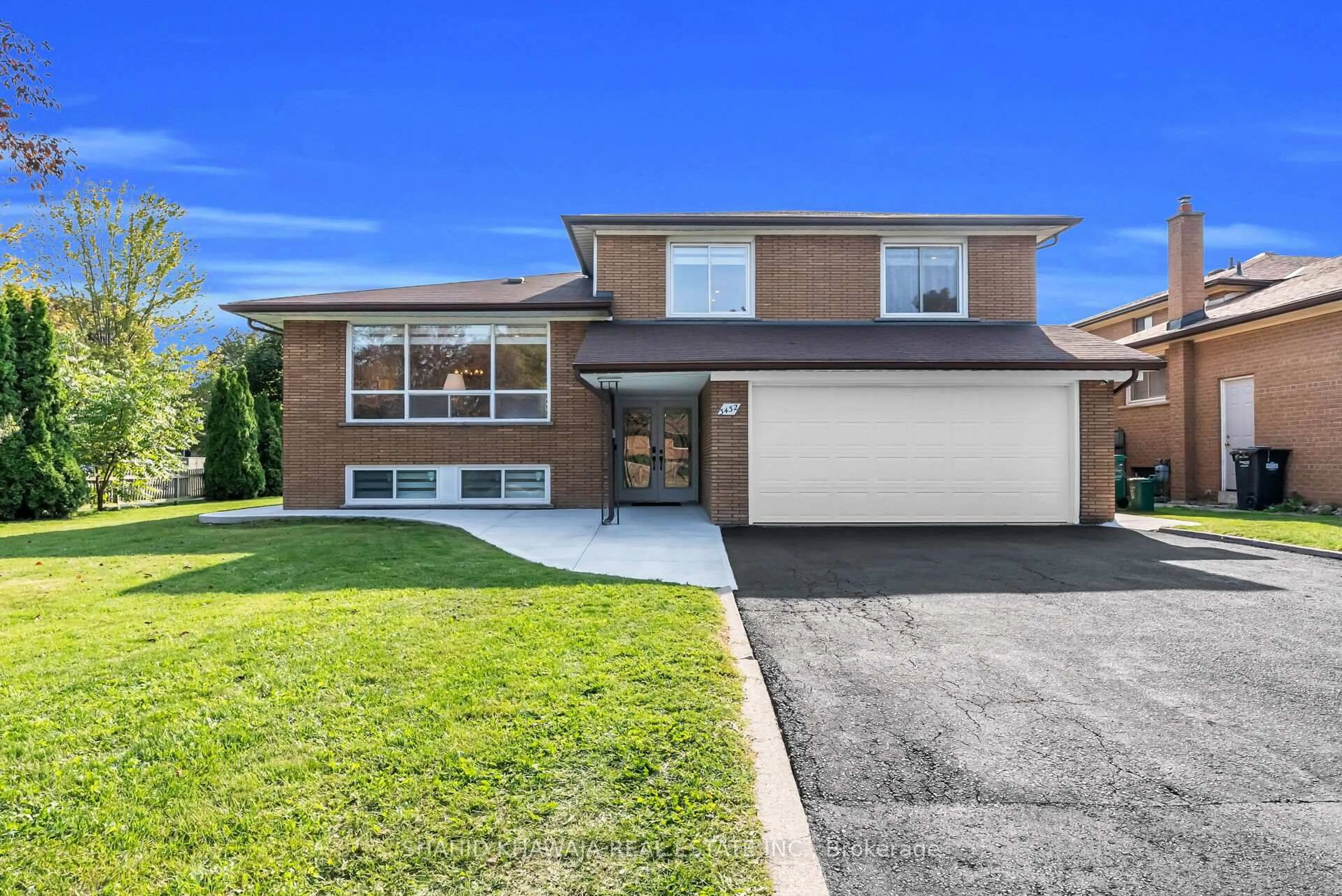 Home with brick exterior material, street for 3432 Glorene Crt, Mississauga Ontario L4Y 3K3