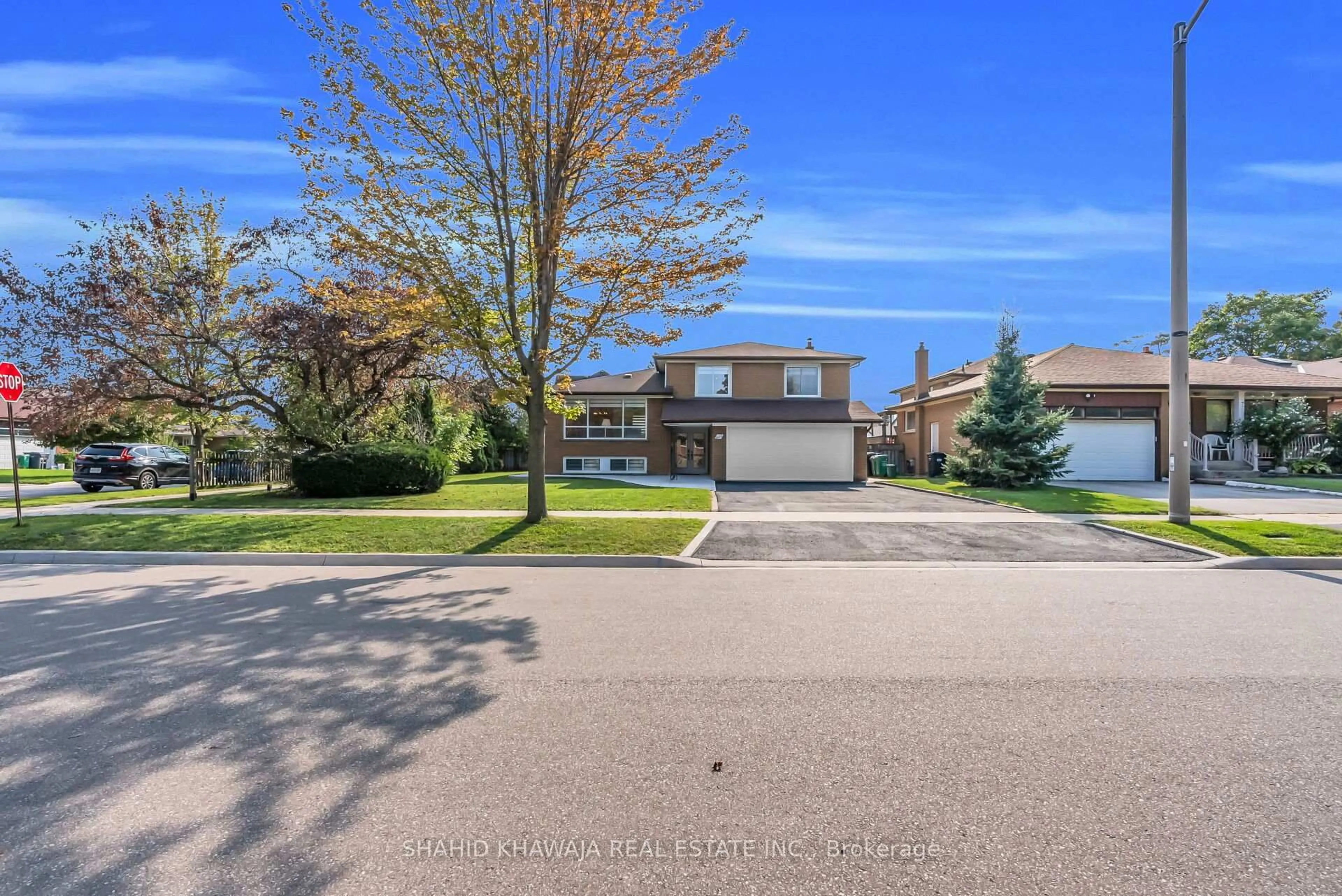 A pic from outside/outdoor area/front of a property/back of a property/a pic from drone, street for 3432 Glorene Crt, Mississauga Ontario L4Y 3K3