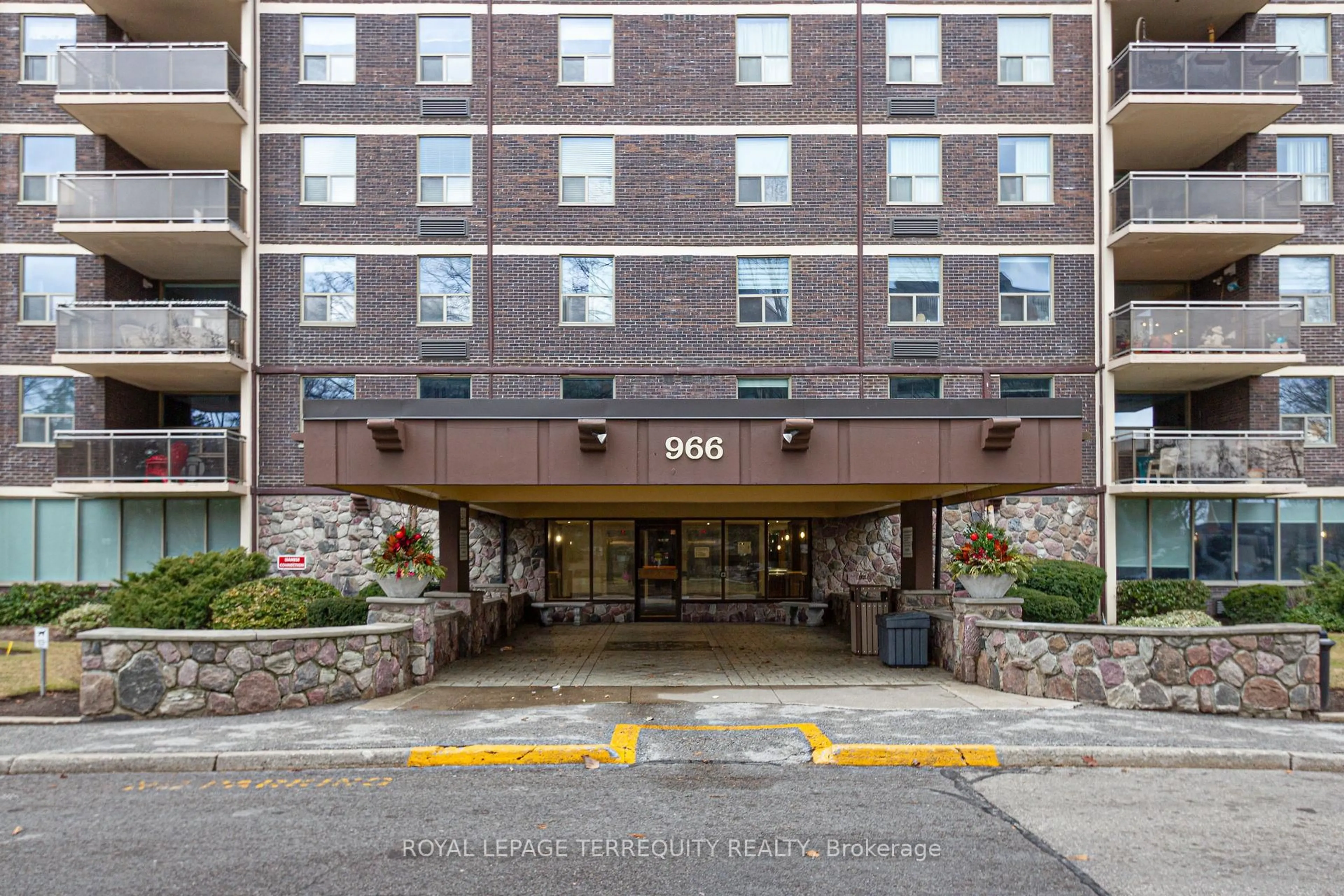 Indoor foyer for 966 Inverhouse Dr #206, Mississauga Ontario L5J 4B6