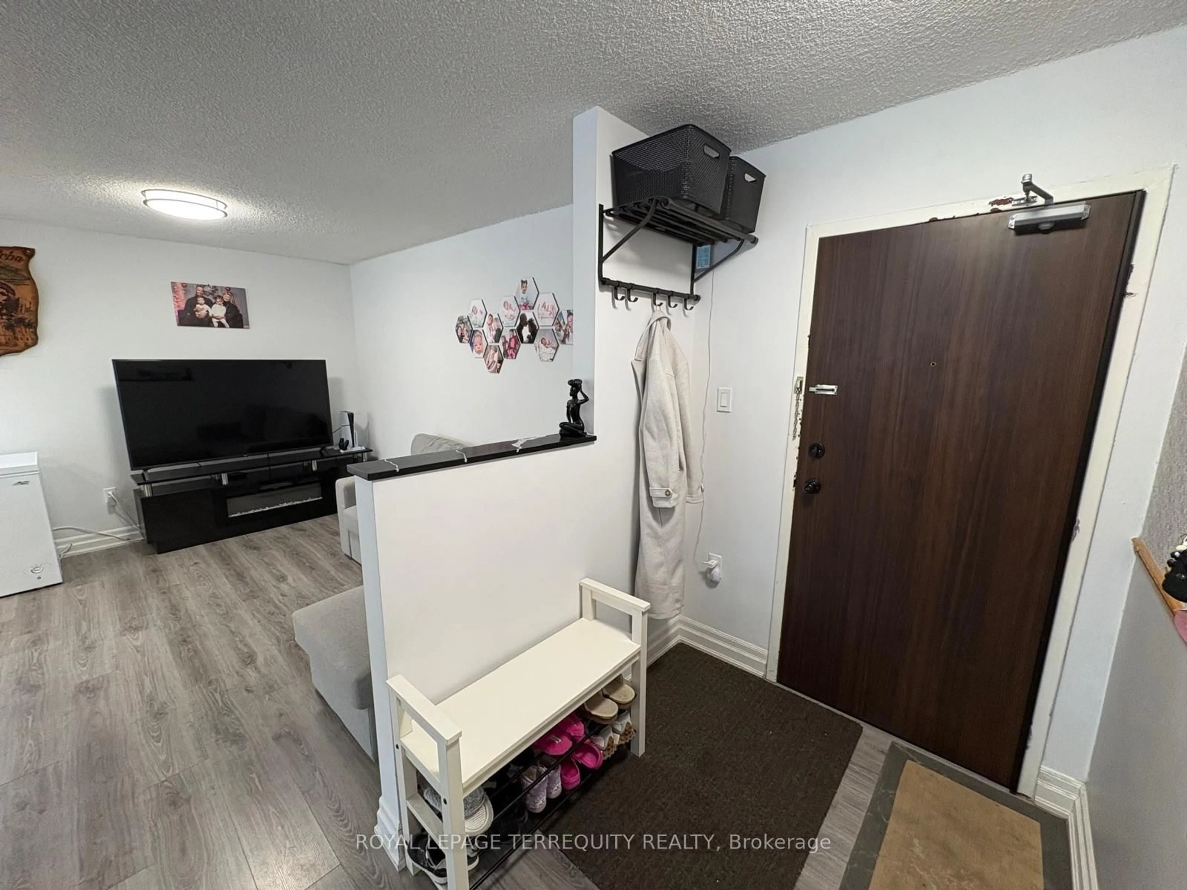 A pic of a room for 966 Inverhouse Dr #206, Mississauga Ontario L5J 4B6