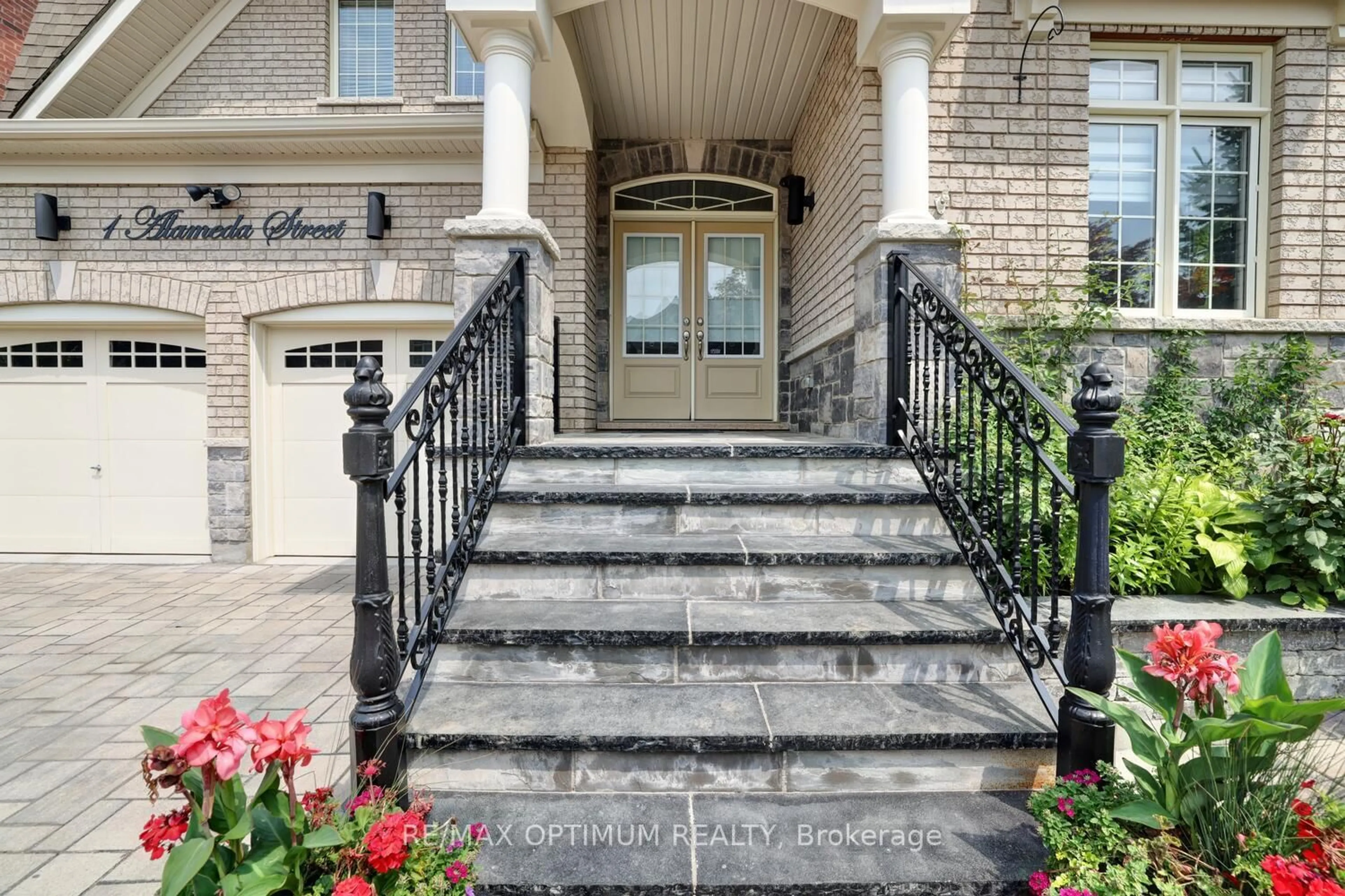 Indoor entryway for 1 Alameda St, Brampton Ontario L6Y 2Y6