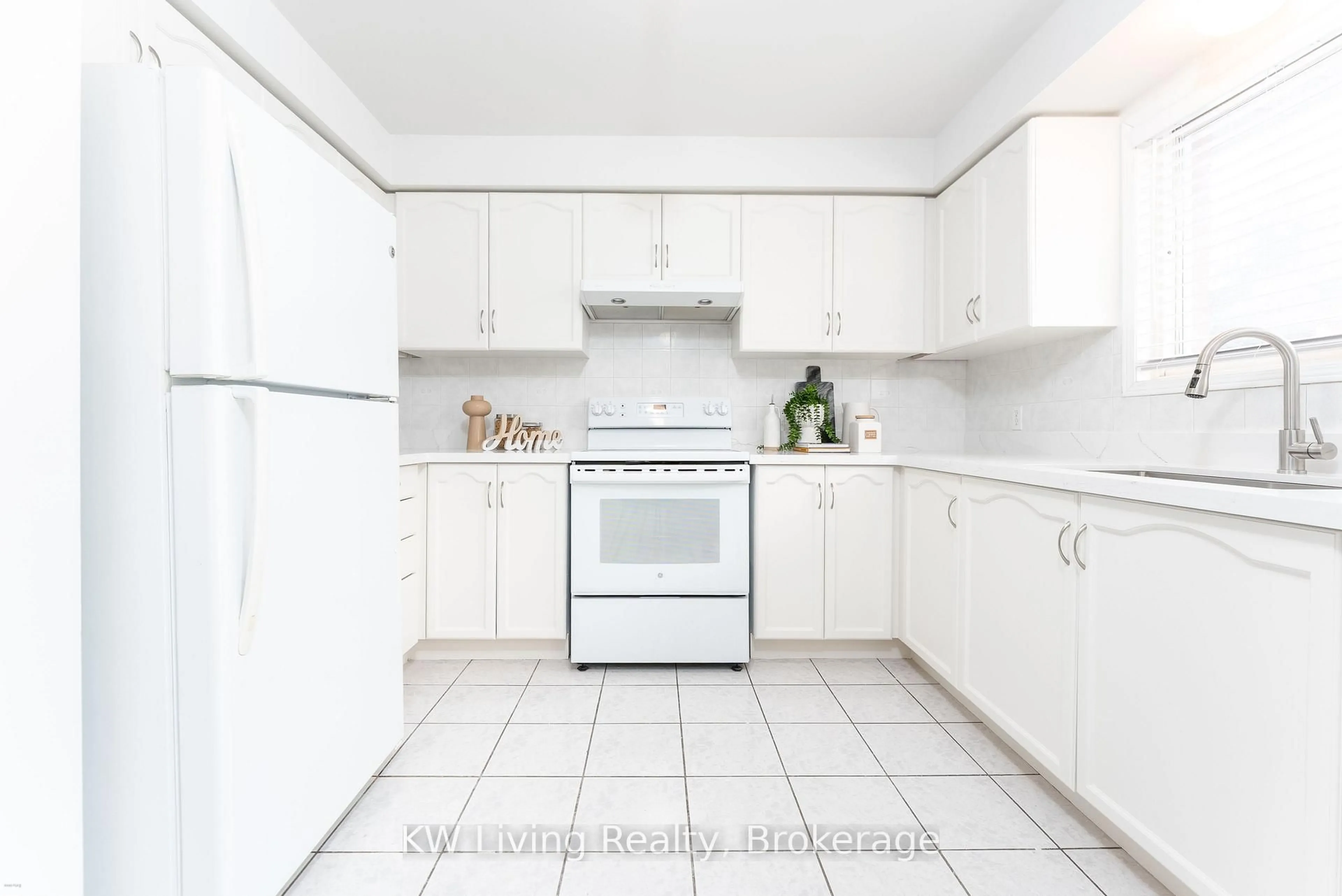 Standard kitchen, ceramic/tile floor for 180 Forum Dr #6, Mississauga Ontario L4Z 3Y2