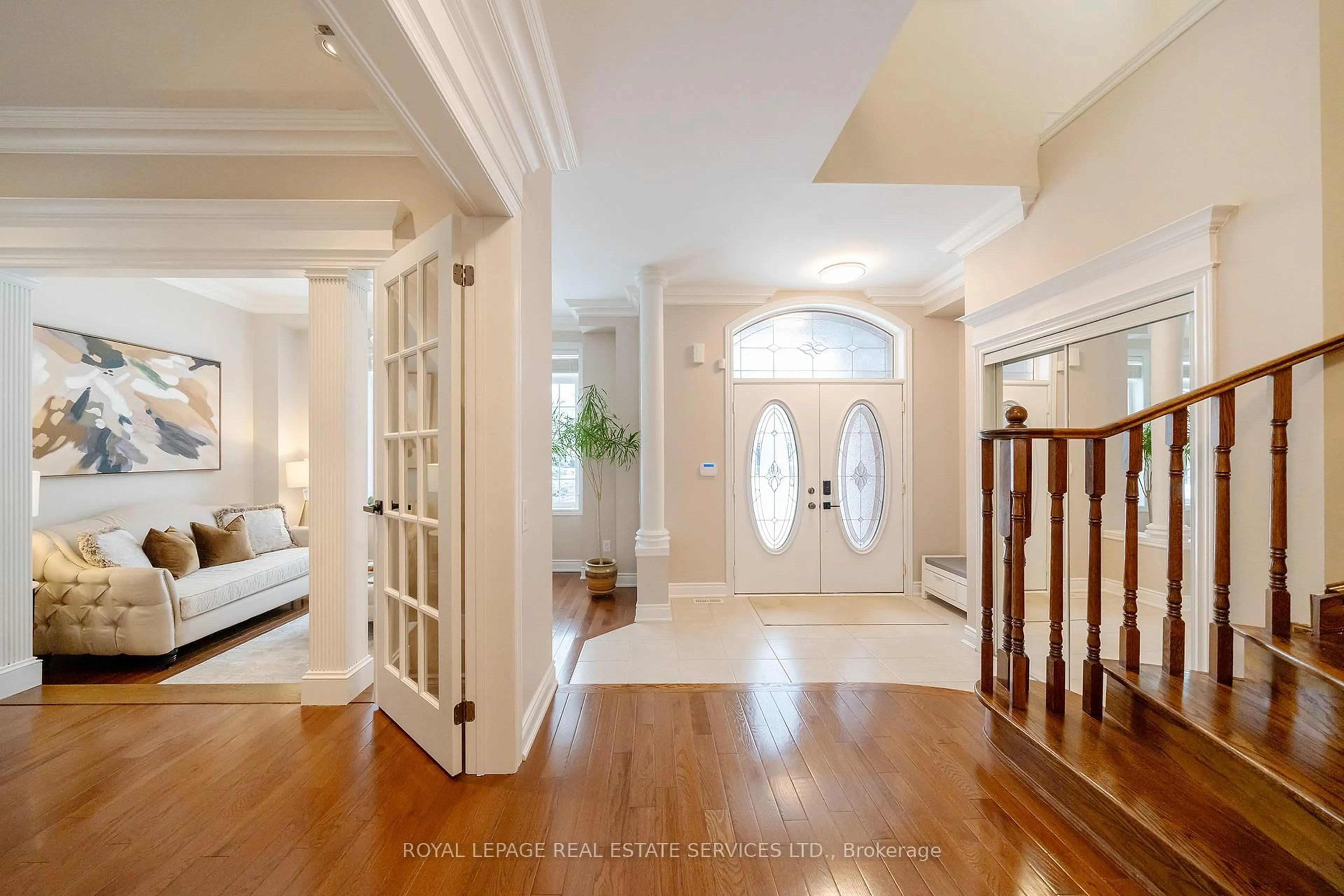 Indoor foyer for 165 Alison Cres, Oakville Ontario L6L 0C7