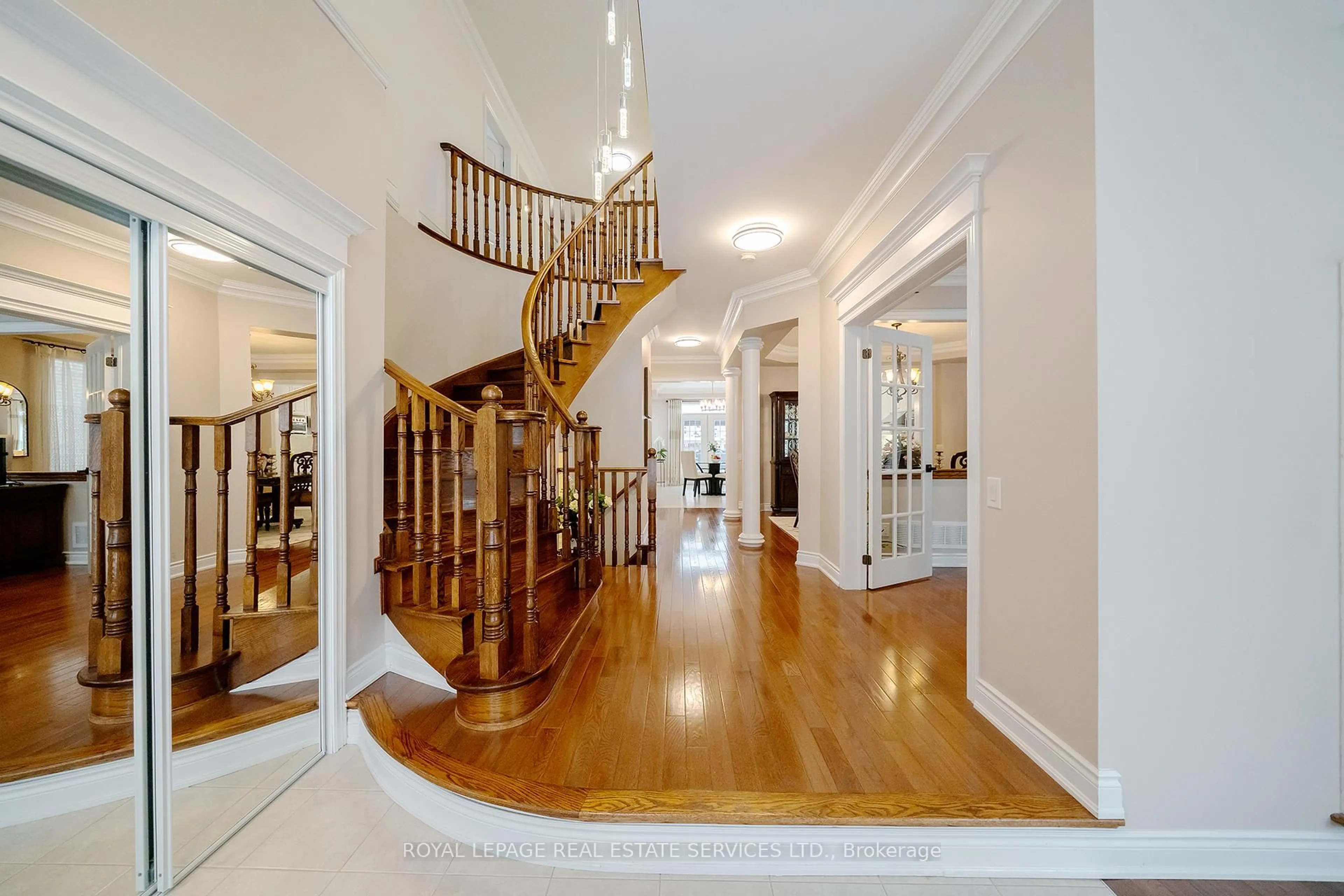 Indoor foyer for 165 Alison Cres, Oakville Ontario L6L 0C7