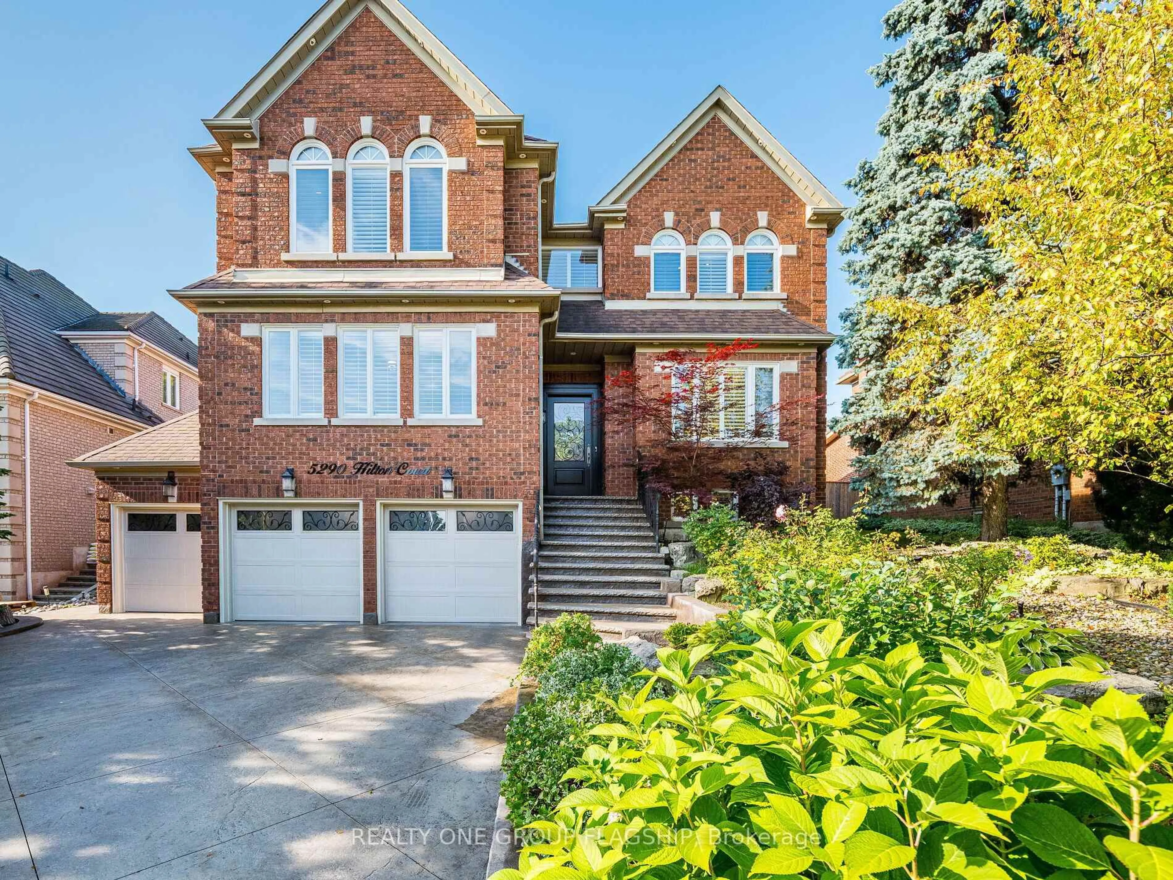 Home with brick exterior material, street for 5290 Hilton Crt, Mississauga Ontario L5M 5B5