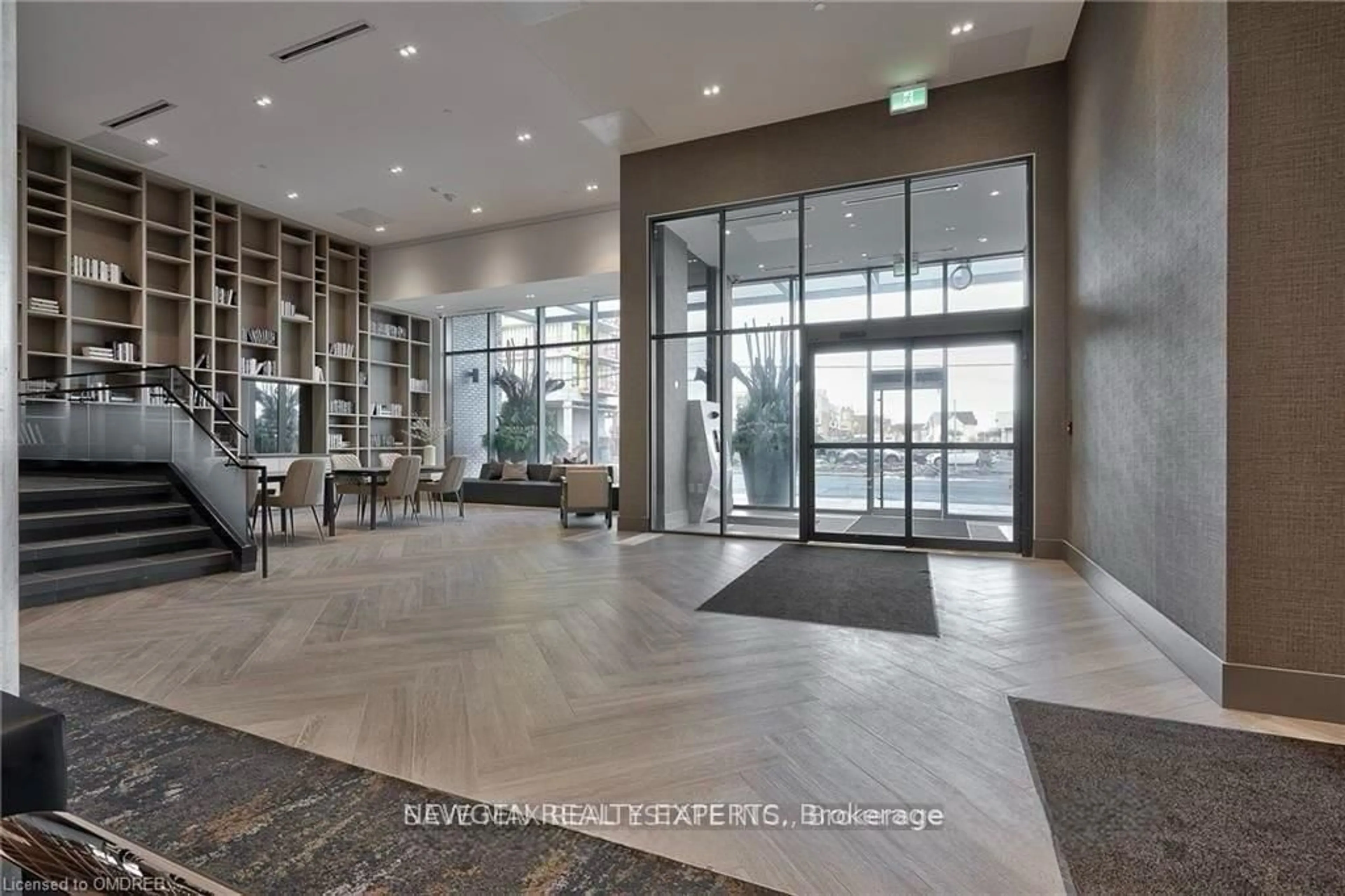 Indoor foyer for 2450 Old Bronte Rd #510, Oakville Ontario L6M 5P6